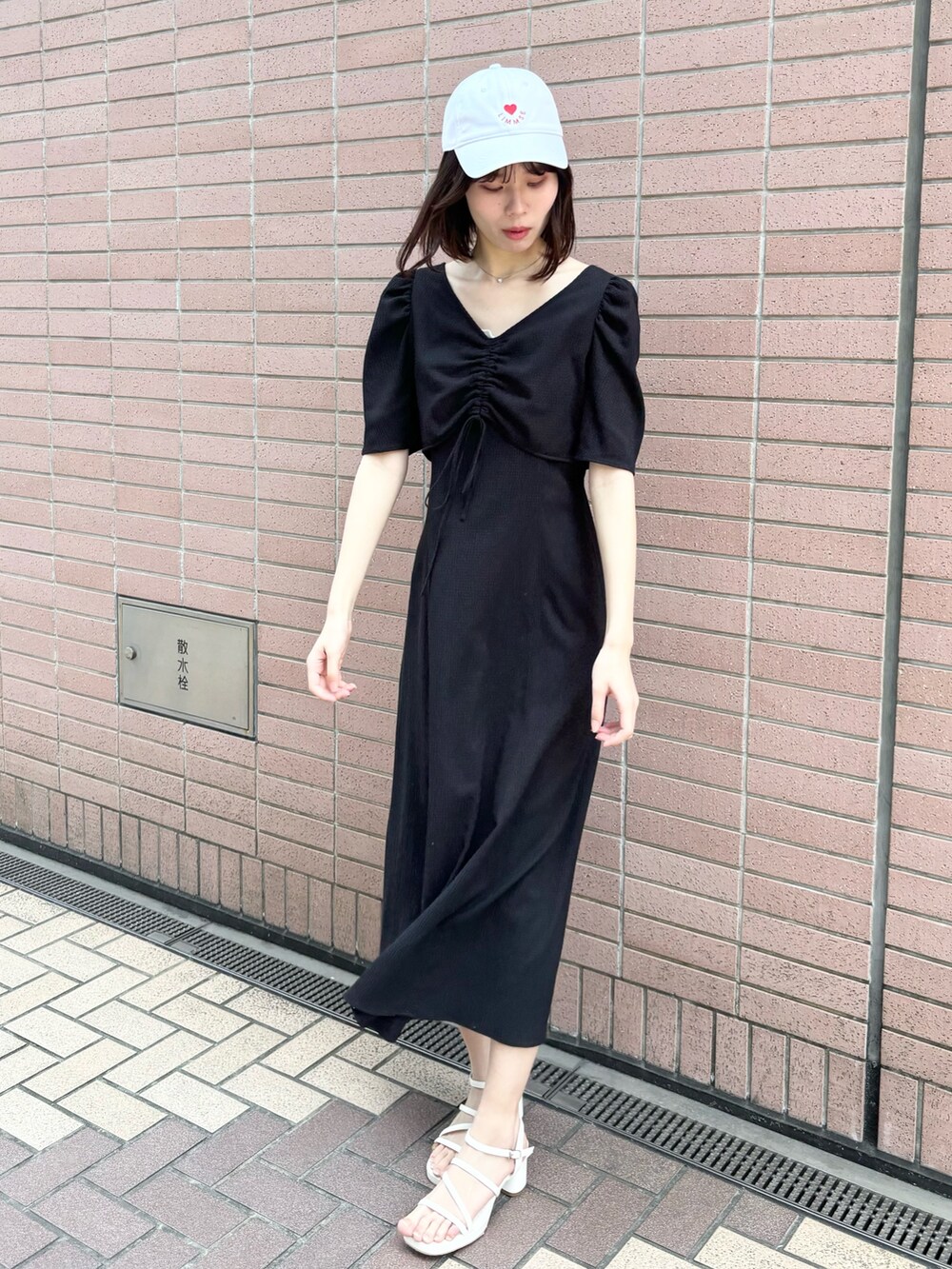 「ナイスクラップ、ブラック、ワンピース、骨格ウェーブ、高身長、高身長女子、高身長コーデ、one after another NICE CLAUP、ootd、最近のいい感じコーデ、モノトーン、モノトーンコーデ、モード、オトナカジュアル、オトナ女子」｜「one after another NICE CLAUPのストーム付きストラップサンダル（サンダル、ホワイト系）」を使った、moeさん（レディース・174cm）の冬コーディネートの6枚目の写真