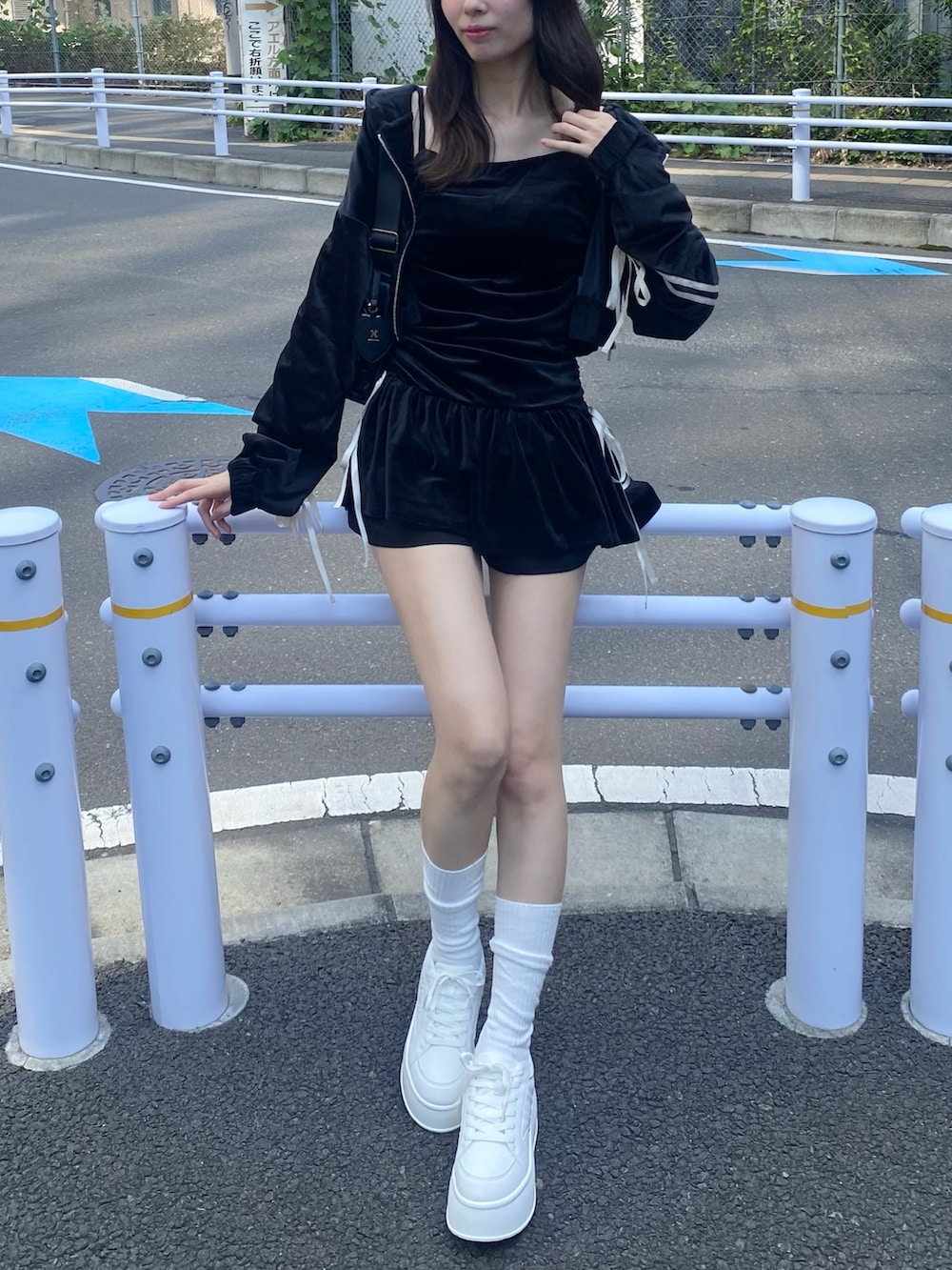 「高身長、高身長女子、骨格ウェーブ、ベロア、ブラック、セットアップ、きれいめコーデ、ラクチンコーデ、キレイめカジュアル、お出かけコーデ、オトナカジュアル、秋カラー、秋服コーデ、大人ガーリー、旅行コーデ」|「one after another NICE CLAUPのサイドリボンドロストキャミワンピース(ワンピース、ブラック系)」を使った、moeさん(骨格ウェーブ・レディース・174cm)の秋コーディネートの6枚目の写真