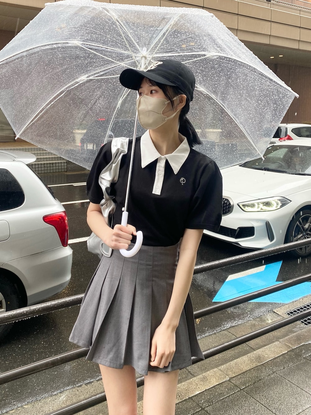「ナイスクラップ、ootd、one after another NICE CLAUP、骨格ウェーブ、高身長、高身長女子、高身長コーデ、雨の日コーデ、カジュアル、カジュアルコーデ、モノトーン、おしゃれさんと繋がりたい、お出かけコーデ、最近のいい感じコーデ、オトナ女子」|「one after another NICE CLAUPの刺しゅうポロシャツ(ポロシャツ、ブラック系)」を使った、moeさん(レディース・174cm)の冬コーディネートの5枚目の写真