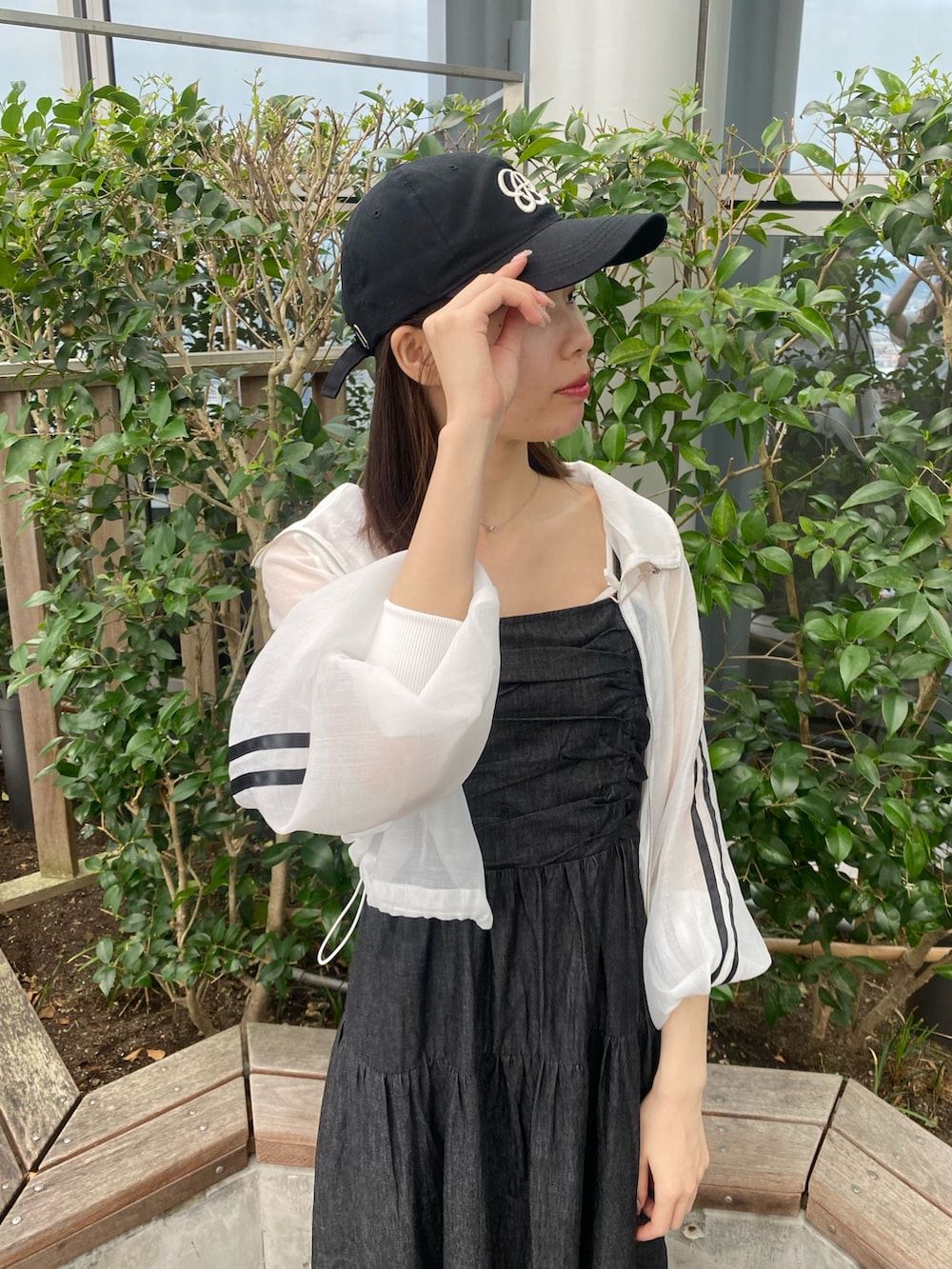 「ナイスクラップ、ootd、one after another NICE CLAUP、骨格ウェーブ、高身長、高身長女子、高身長コーデ、ブラック、モノトーン、ワンピース、お出かけコーデ、オトナカジュアル、おしゃれさんと繋がりたい、オトナ女子、シンプルコーデ」｜「one after another NICE CLAUPのヘアクリップリボン付き/ティアードキャミワンピース（ワンピース、ブラック系）」を使った、moeさん（レディース・174cm）の冬コーディネートの7枚目の写真