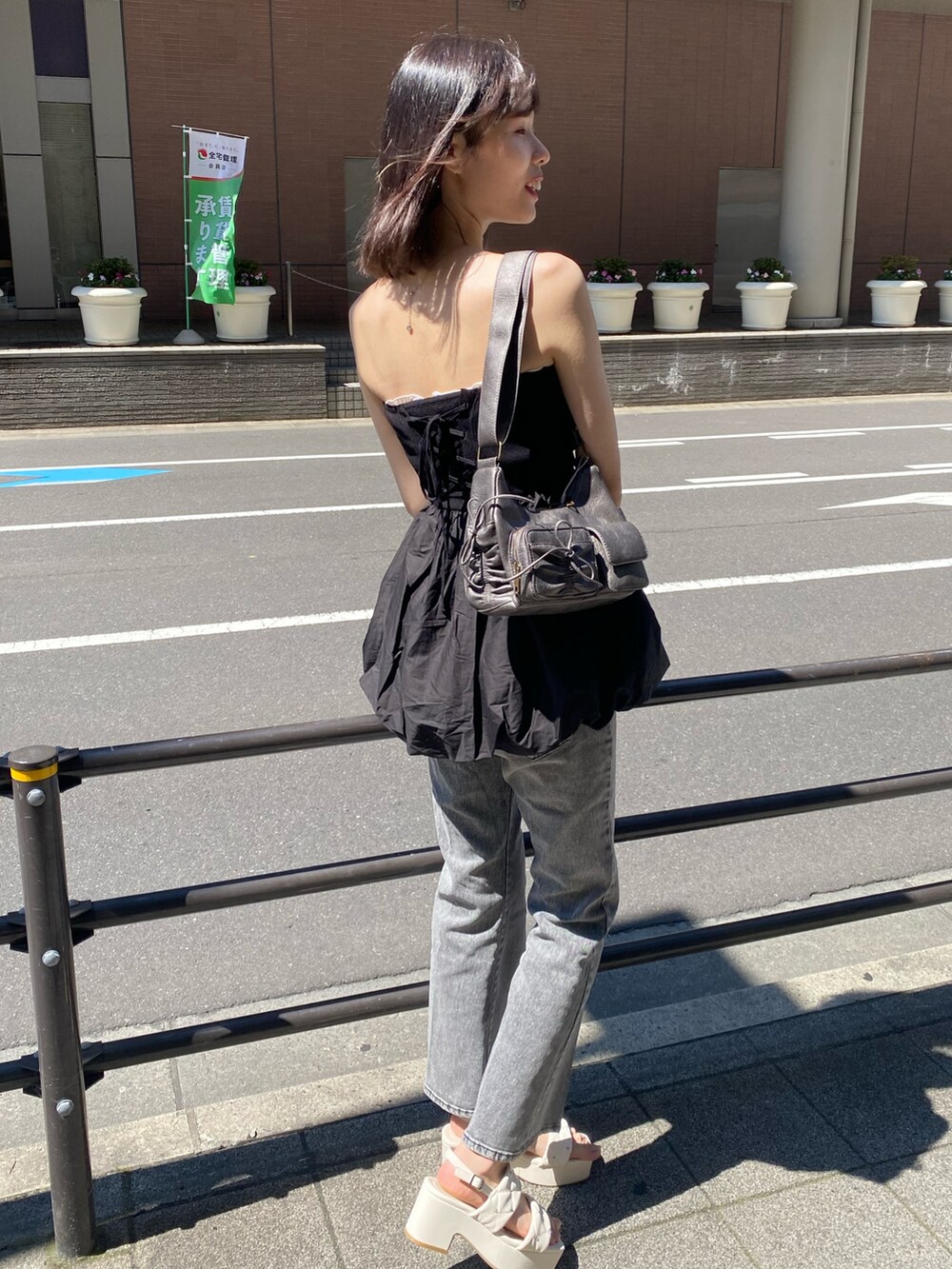 「ナイスクラップ、one after another NICE CLAUP、ootd、高身長、高身長女子、高身長コーデ、パンツスタイル、デニム、ダウンジャケット、オトナカジュアル、モノトーン、着回しコーデ、オトナカワイイ、キレイめ」|「one after another NICE CLAUPのバルーンチュニックビスチェ(チュニック、ブラック系)」を使った、moeさん(レディース・174cm)の冬コーディネートの8枚目の写真
