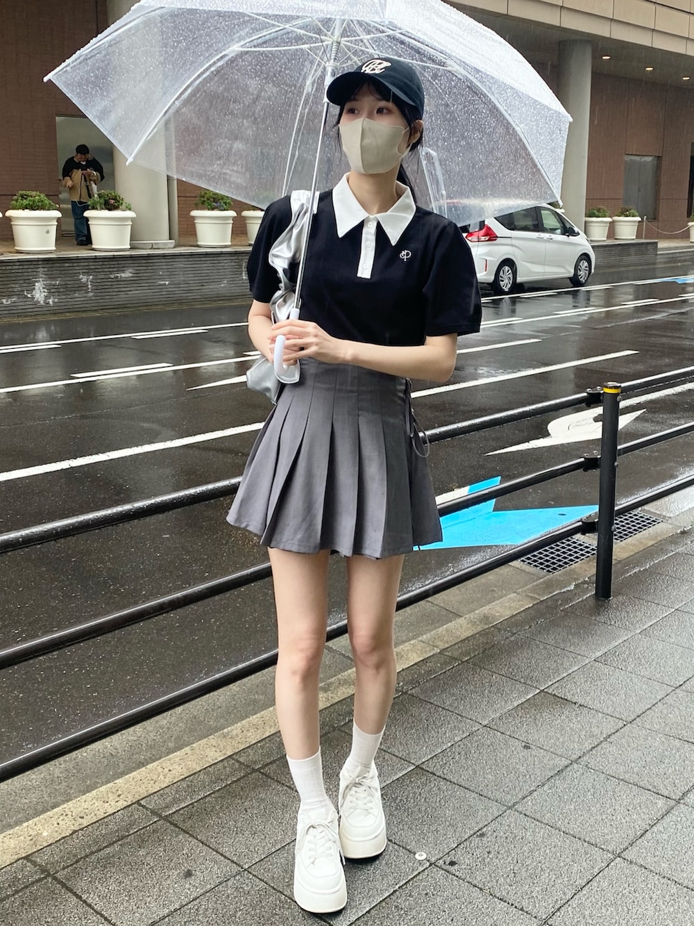 「ナイスクラップ、ootd、one after another NICE CLAUP、骨格ウェーブ、高身長、高身長女子、高身長コーデ、雨の日コーデ、カジュアル、カジュアルコーデ、モノトーン、おしゃれさんと繋がりたい、お出かけコーデ、最近のいい感じコーデ、オトナ女子」|「one after another NICE CLAUPの刺しゅうポロシャツ(ポロシャツ、ブラック系)」を使った、moeさん(レディース・174cm)の冬コーディネートの3枚目の写真