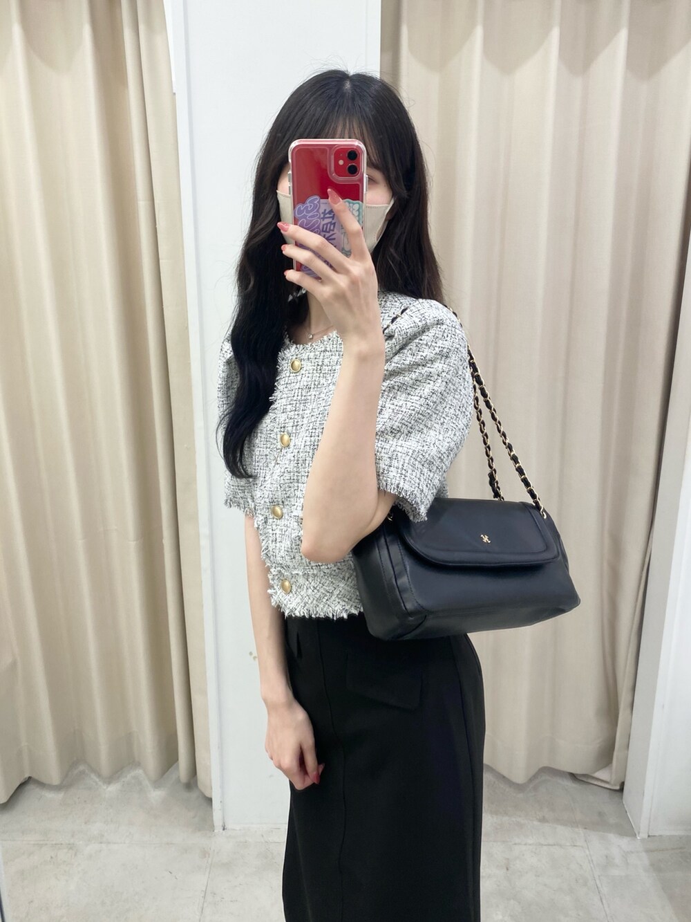 「ナイスクラップ、ootd、one after another NICE CLAUP、骨格ウェーブ、高身長女子、高身長コーデ、モノトーン、モノトーンコーデ、スカート、ブーツ、ブラック、淡色コーデ、テーマパークコーデ、マーメイドスカート、着回しコーデ」｜「one after another NICE CLAUPの【再入荷】ツイードジャケット（ノーカラージャケット、ブラック系）」を使った、moeさん（レディース・174cm）の秋コーディネートの4枚目の写真