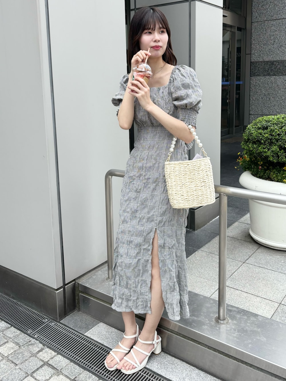「ワンピース、ナイスクラップ、骨格ウェーブ、高身長女子、高身長コーデ、高身長、one after another NICE CLAUP、ootd、キレイめ、きれいめカジュアル、お出かけコーデ、オトナカジュアル、おしゃれさんと繋がりたい、オトナ女子、着回しコーデ」｜「one after another NICE CLAUPのバックリボンワンピース/WEB限定アイテム/リバイバル（ワンピース、ブラック系）」を使った、moeさん（レディース・174cm）の冬コーディネートの2枚目の写真