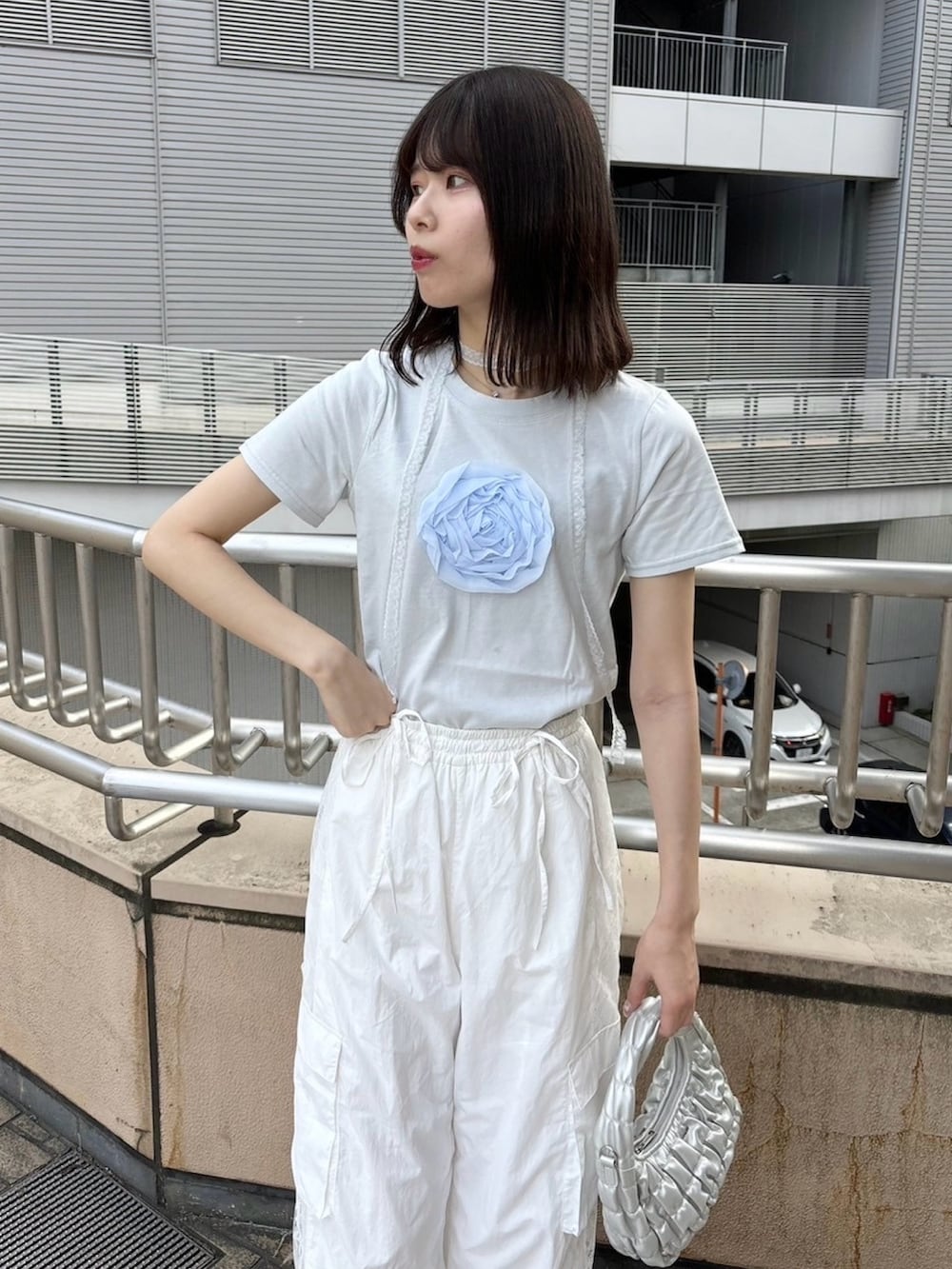 「お出かけコーデ、ootd、one after another NICE CLAUP、ナイスクラップ、骨格ウェーブ、高身長、高身長女子、高身長コーデ、パンツスタイル、オトナカジュアル、おしゃれさんと繋がりたい、オトナ女子、シンプルコーデ、シンプル、スニーカー」|「one after another NICE CLAUPのチョーカー付きローズT(Tシャツ/カットソー、ブルー系)」を使った、moeさん(レディース・174cm)の冬コーディネートの5枚目の写真