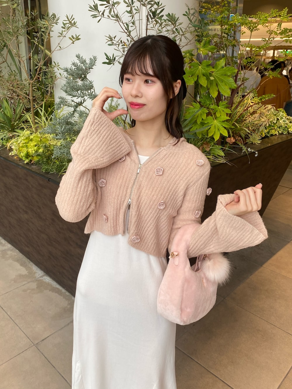 「ナイスクラップ、高身長、骨格ウェーブ、高身長女子、高身長コーデ、ootd、one after another NICE CLAUP、ワンピース、お出かけコーデ、オトナカジュアル、おしゃれさんと繋がりたい、オトナ女子、シンプルコーデ、シンプル、モノトーン」｜「one after another NICE CLAUPのビジューバックル付きストレッチショートブーツ（ブーツ、ホワイト系）」を使った、moeさん（レディース・174cm）の冬コーディネートの5枚目の写真