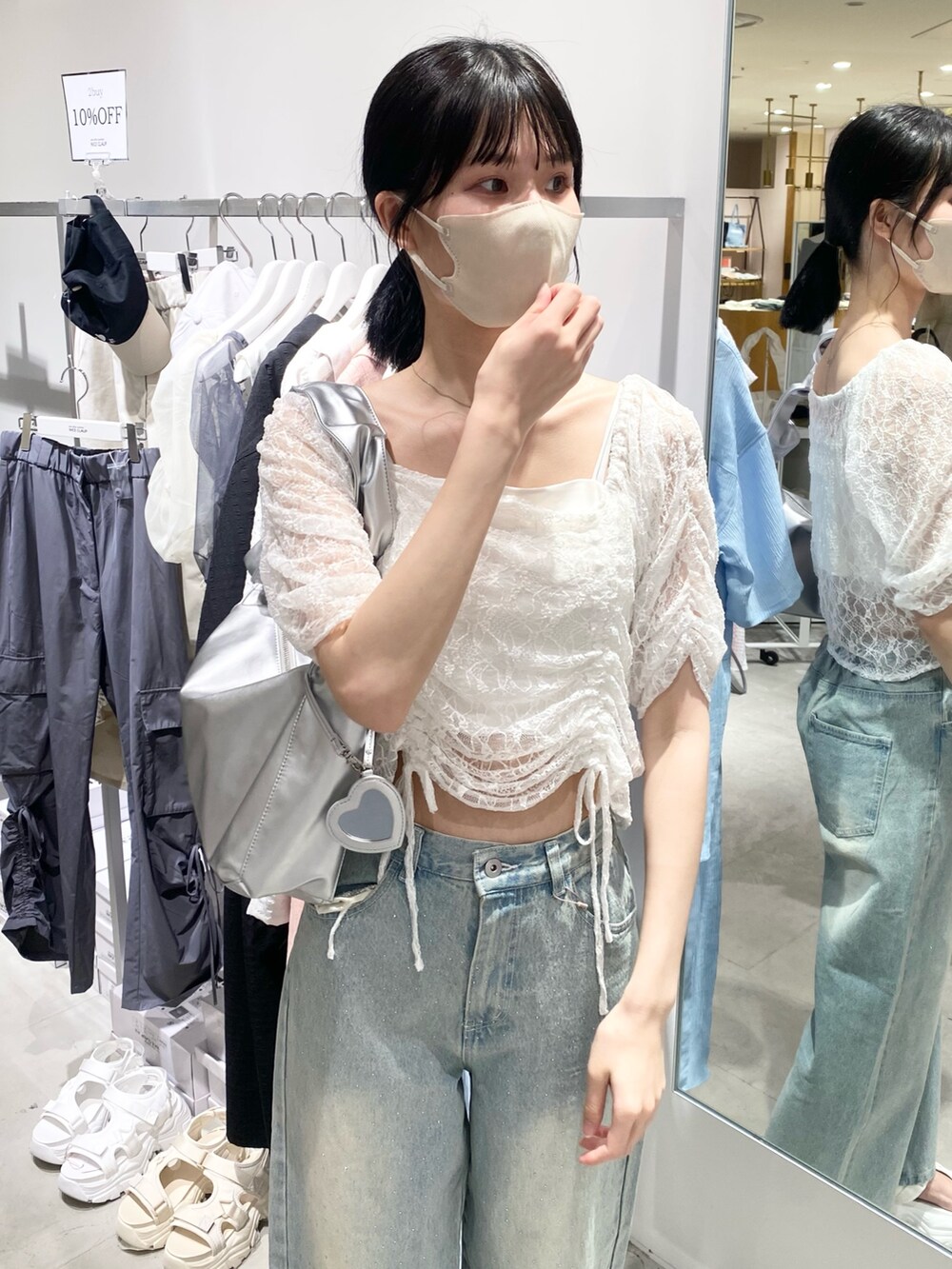 「ナイスクラップ、デニム、デニムパンツ、パンツスタイル、骨格ウェーブ、高身長、高身長女子、高身長コーデ、one after another NICE CLAUP、ootd、カジュアル、カジュアルコーデ、おしゃれさんと繋がりたい、お出かけコーデ、オトナカジュアル」｜「one after another NICE CLAUPのハートミラーチャーム付きドロストバッグ（トートバッグ、シルバー系）」を使った、moeさん（レディース・174cm）の冬コーディネートの6枚目の写真