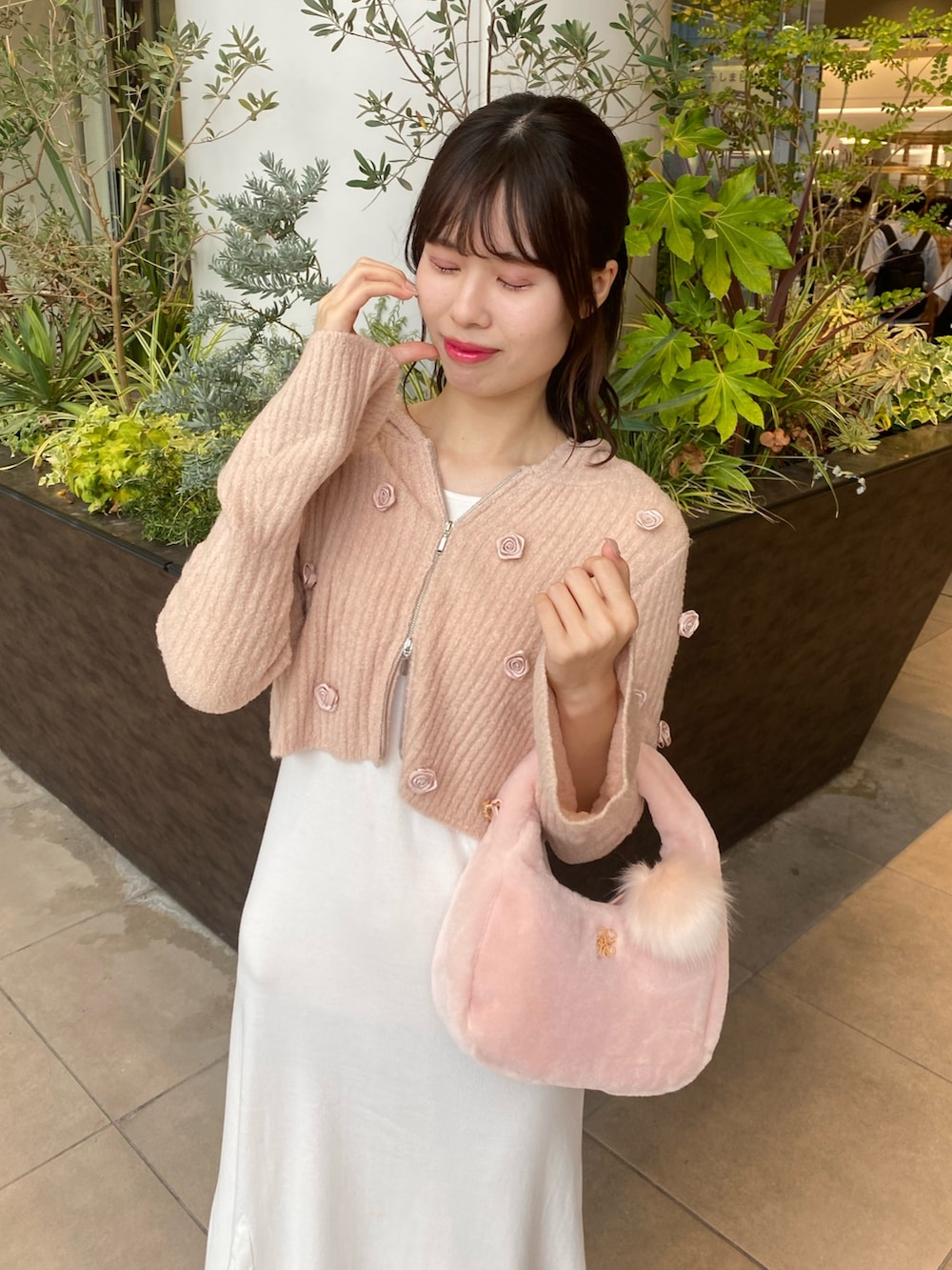 「ナイスクラップ、高身長、骨格ウェーブ、高身長女子、高身長コーデ、ootd、one after another NICE CLAUP、ワンピース、お出かけコーデ、オトナカジュアル、おしゃれさんと繋がりたい、オトナ女子、シンプルコーデ、シンプル、モノトーン」｜「one after another NICE CLAUPのビジューバックル付きストレッチショートブーツ（ブーツ、ホワイト系）」を使った、moeさん（レディース・174cm）の冬コーディネートの6枚目の写真