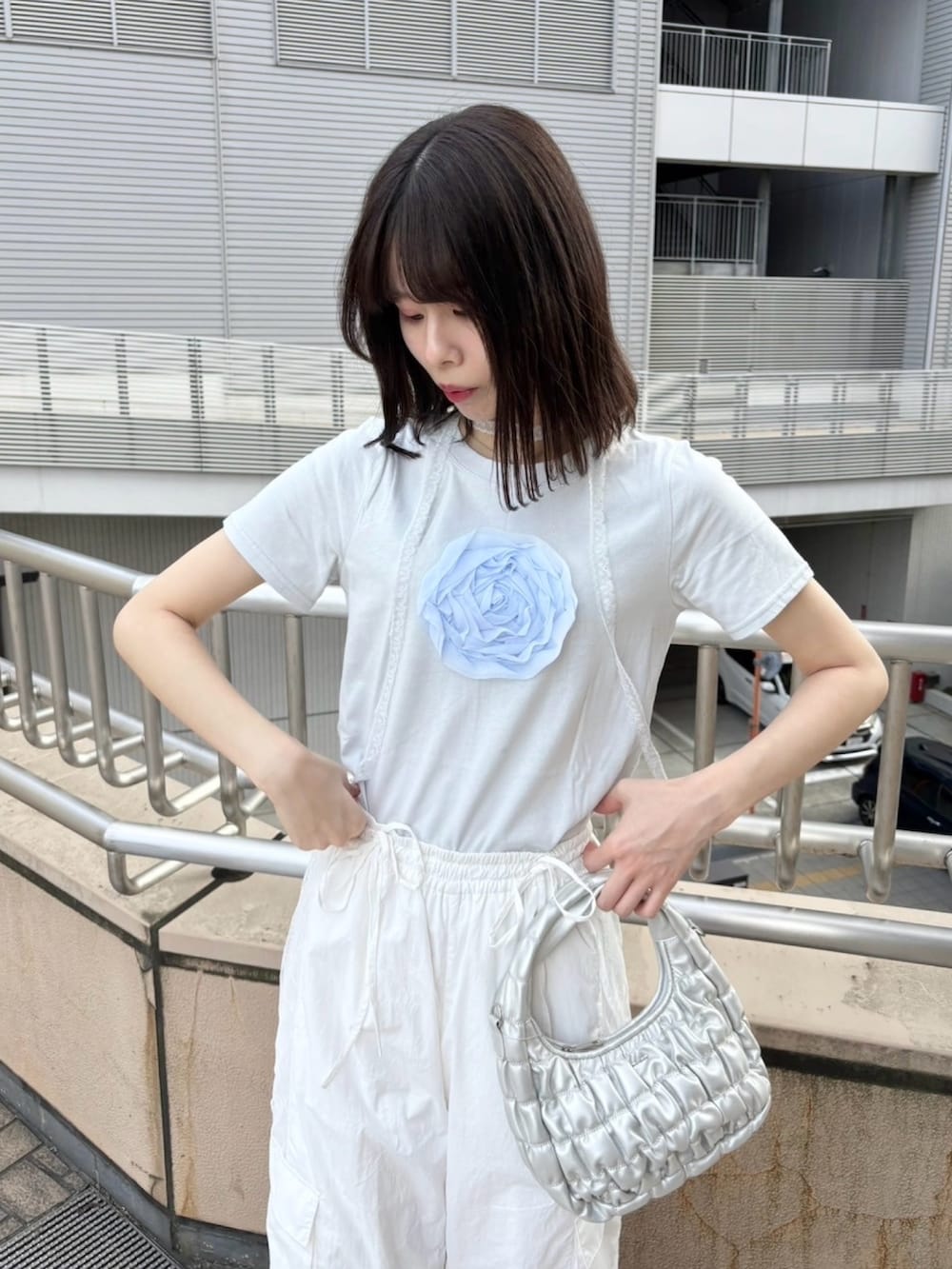 「お出かけコーデ、ootd、one after another NICE CLAUP、ナイスクラップ、骨格ウェーブ、高身長、高身長女子、高身長コーデ、パンツスタイル、オトナカジュアル、おしゃれさんと繋がりたい、オトナ女子、シンプルコーデ、シンプル、スニーカー」|「one after another NICE CLAUPのチョーカー付きローズT(Tシャツ/カットソー、ブルー系)」を使った、moeさん(レディース・174cm)の冬コーディネートの6枚目の写真