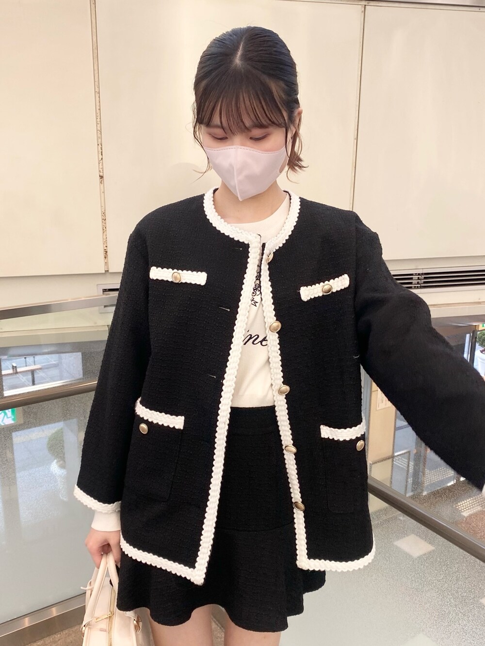 「ナイスクラップ、ootd、高身長女子、高身長コーデ、骨格ウェーブ、休日スタイル、大人カジュアル、セットアップ、ジャケット、オトナカジュアル、春アウター、春、リラックススタイル、ブラック、大人ガーリー」|「one after another NICE CLAUPのロゴ刺繍ニットプルオーバー(ニット/セーター、ホワイト系)」を使った、moeさん(レディース・174cm)の冬コーディネートの8枚目の写真