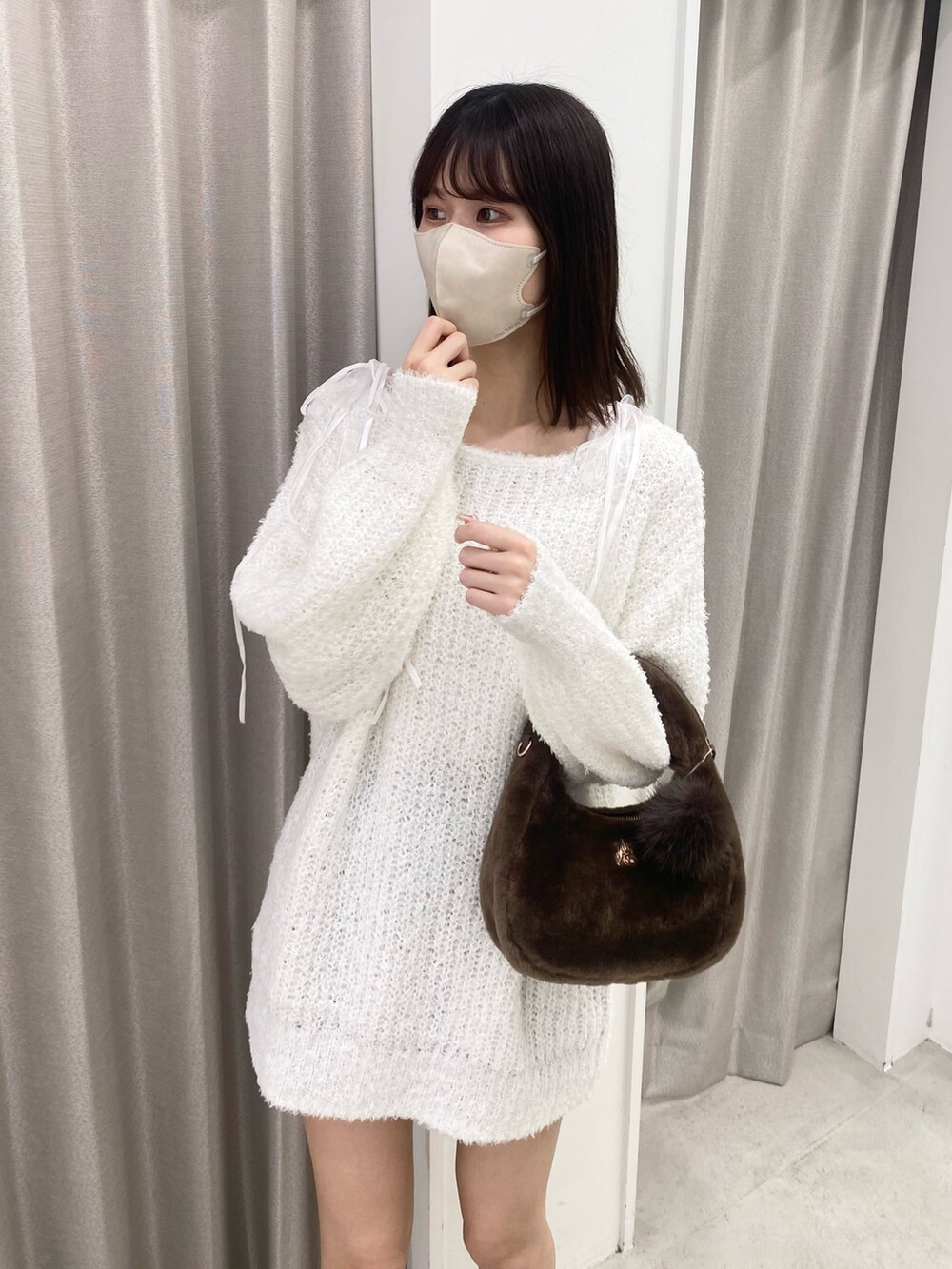 「ナイスクラップ、骨格ウェーブ、ootd、outfit、one after another NICE CLAUP、高身長、高身長女子、高身長コーデ、ニット、スニーカー、ホワイト、ワンピース、お出かけコーデ、オトナカジュアル、おしゃれさんと繋がりたい」｜「one after another NICE CLAUPのプラットフォームスニーカー（スニーカー、ホワイト系）」を使った、moeさん（レディース・174cm）の冬コーディネートの2枚目の写真