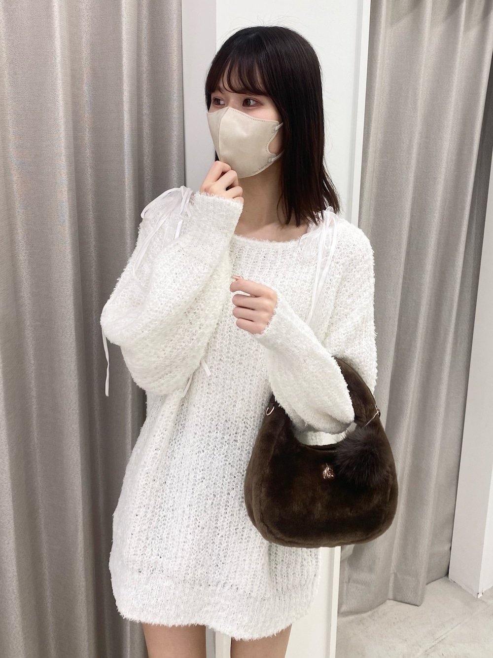 「ホワイトコーデ、クリスマスに着たい服、ナイスクラップ、ootd、骨格ウェーブ、高身長女子、高身長コーデ、高身長、one after another NICE CLAUP、outfit、お出かけコーデ、おしゃれさんと繋がりたい、オトナカジュアル」｜「one after another NICE CLAUPのプラットフォームスニーカー（スニーカー、ホワイト系）」を使った、moeさん（レディース・174cm）の冬コーディネートの8枚目の写真