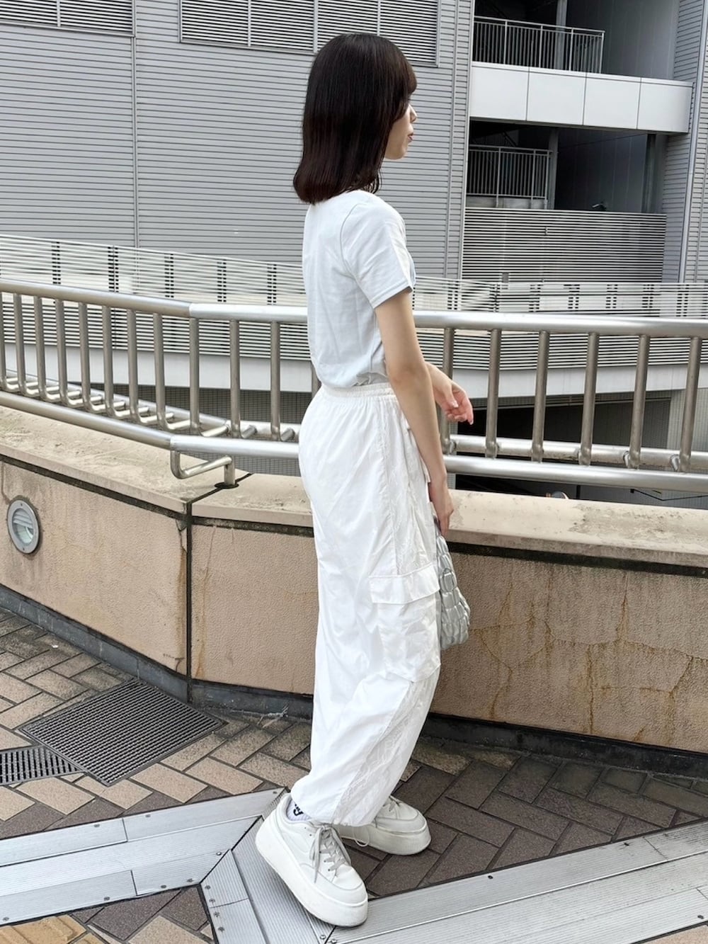 「お出かけコーデ、ootd、one after another NICE CLAUP、ナイスクラップ、骨格ウェーブ、高身長、高身長女子、高身長コーデ、パンツスタイル、オトナカジュアル、おしゃれさんと繋がりたい、オトナ女子、シンプルコーデ、シンプル、スニーカー」|「one after another NICE CLAUPのチョーカー付きローズT(Tシャツ/カットソー、ブルー系)」を使った、moeさん(レディース・174cm)の冬コーディネートの4枚目の写真