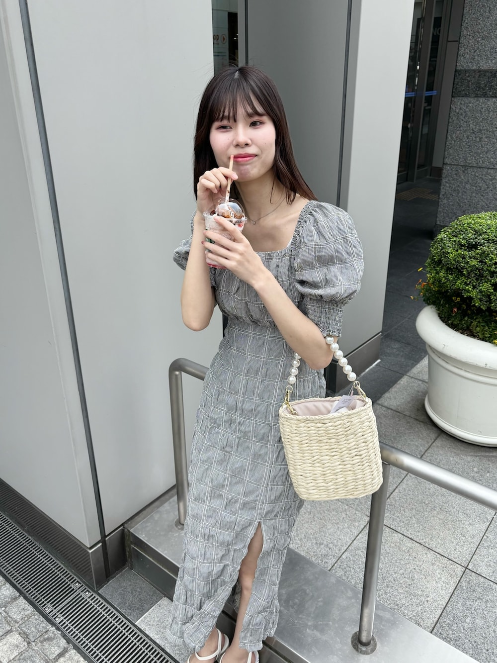 「ワンピース、ナイスクラップ、骨格ウェーブ、高身長女子、高身長コーデ、高身長、one after another NICE CLAUP、ootd、キレイめ、きれいめカジュアル、お出かけコーデ、オトナカジュアル、おしゃれさんと繋がりたい、オトナ女子、着回しコーデ」｜「one after another NICE CLAUPのバックリボンワンピース/WEB限定アイテム/リバイバル（ワンピース、ブラック系）」を使った、moeさん（レディース・174cm）の冬コーディネートの6枚目の写真
