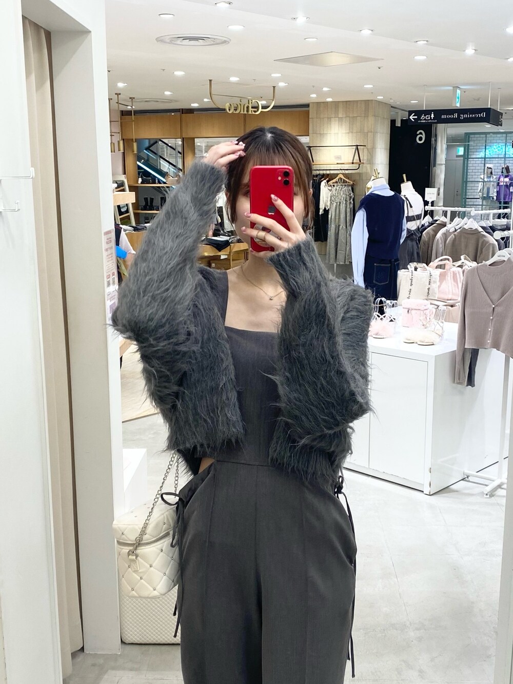 「ナイスクラップ、ootd、one after another NICE CLAUP、骨格ウェーブ、高身長女子、高身長コーデ、シンプルスタイル、お出かけコーデ、オトナ女子、秋のコーデ、プチプラコーデ、カジュアル、ブラック、ワントーンコーデ、今日のコーデ」|「one after another NICE CLAUPの【autumn premium order】ふわふわショートカーディガン(カーディガン/ボレロ、グレー系)」を使った、moeさん(レディース・172cm)の秋コーディネートの2枚目の写真