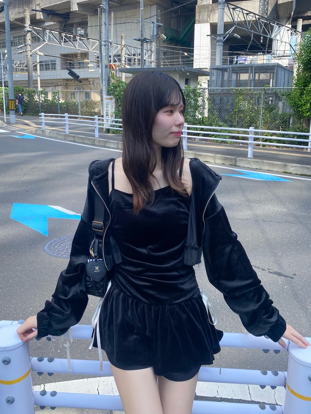 「高身長、高身長女子、骨格ウェーブ、ベロア、ブラック、セットアップ、きれいめコーデ、ラクチンコーデ、キレイめカジュアル、お出かけコーデ、オトナカジュアル、秋カラー、秋服コーデ、大人ガーリー、旅行コーデ」|「one after another NICE CLAUPのサイドリボンドロストキャミワンピース(ワンピース、ブラック系)」を使った、moeさん(骨格ウェーブ・レディース・174cm)の秋コーディネートの5枚目の写真