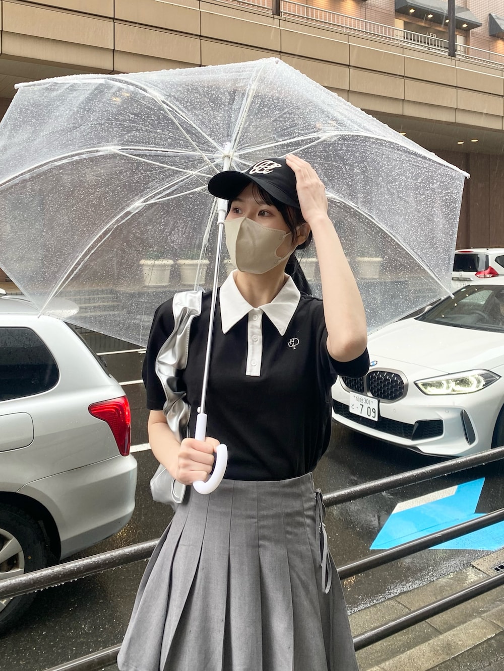 「ナイスクラップ、ootd、one after another NICE CLAUP、骨格ウェーブ、高身長、高身長女子、高身長コーデ、雨の日コーデ、カジュアル、カジュアルコーデ、モノトーン、おしゃれさんと繋がりたい、お出かけコーデ、最近のいい感じコーデ、オトナ女子」|「one after another NICE CLAUPの刺しゅうポロシャツ(ポロシャツ、ブラック系)」を使った、moeさん(レディース・174cm)の冬コーディネートの4枚目の写真