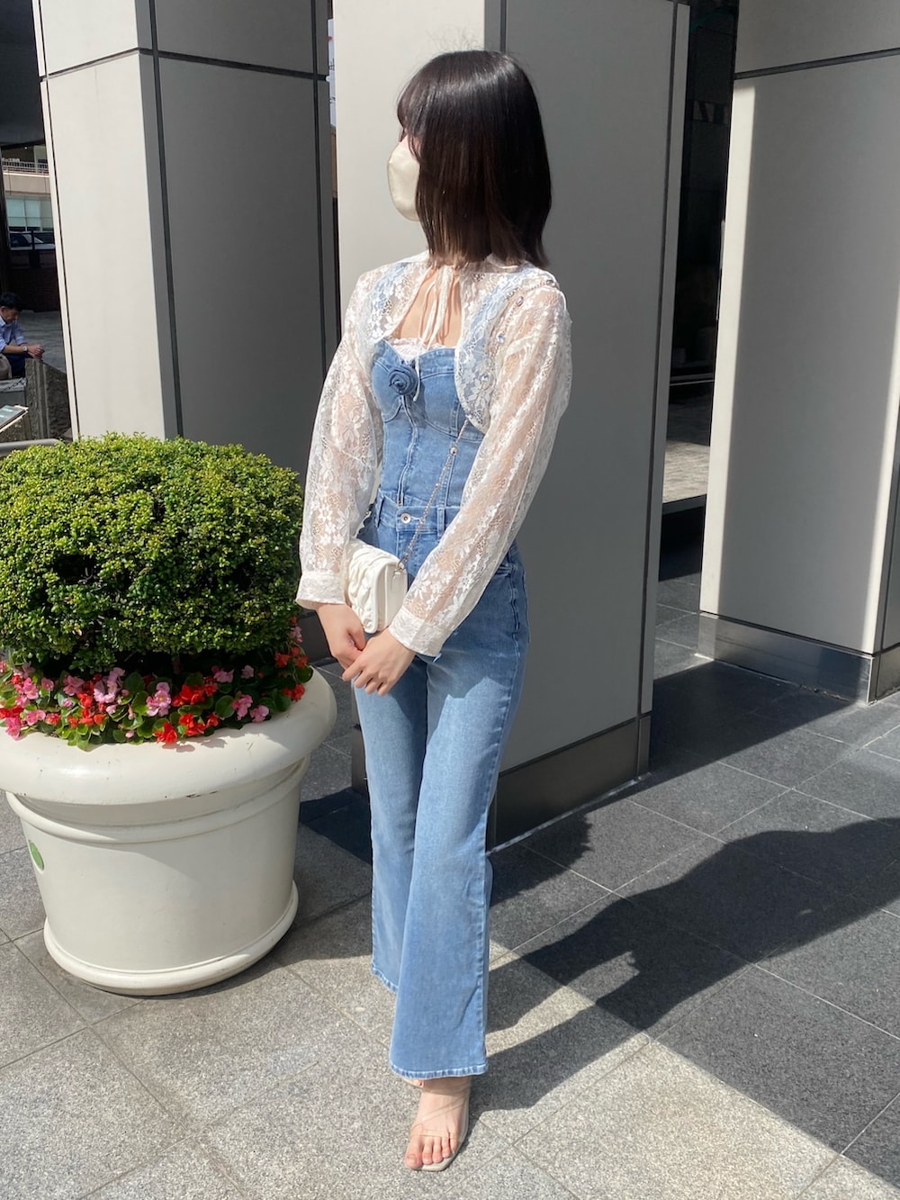「ナイスクラップ、骨格ウェーブ、高身長、高身長女子、高身長コーデ、one after another NICE CLAUP、ootd、お出かけコーデ、オトナカジュアル、おしゃれさんと繋がりたい、オトナ女子、デニム、ハンドバッグ、デニムパンツ、シンプルコーデ」|「one after another NICE CLAUPのローズブローチ付きビスチェセットパンツ(サロペット/オーバーオール、ブルー系)」を使った、moeさん(レディース・174cm)の冬コーディネートの5枚目の写真