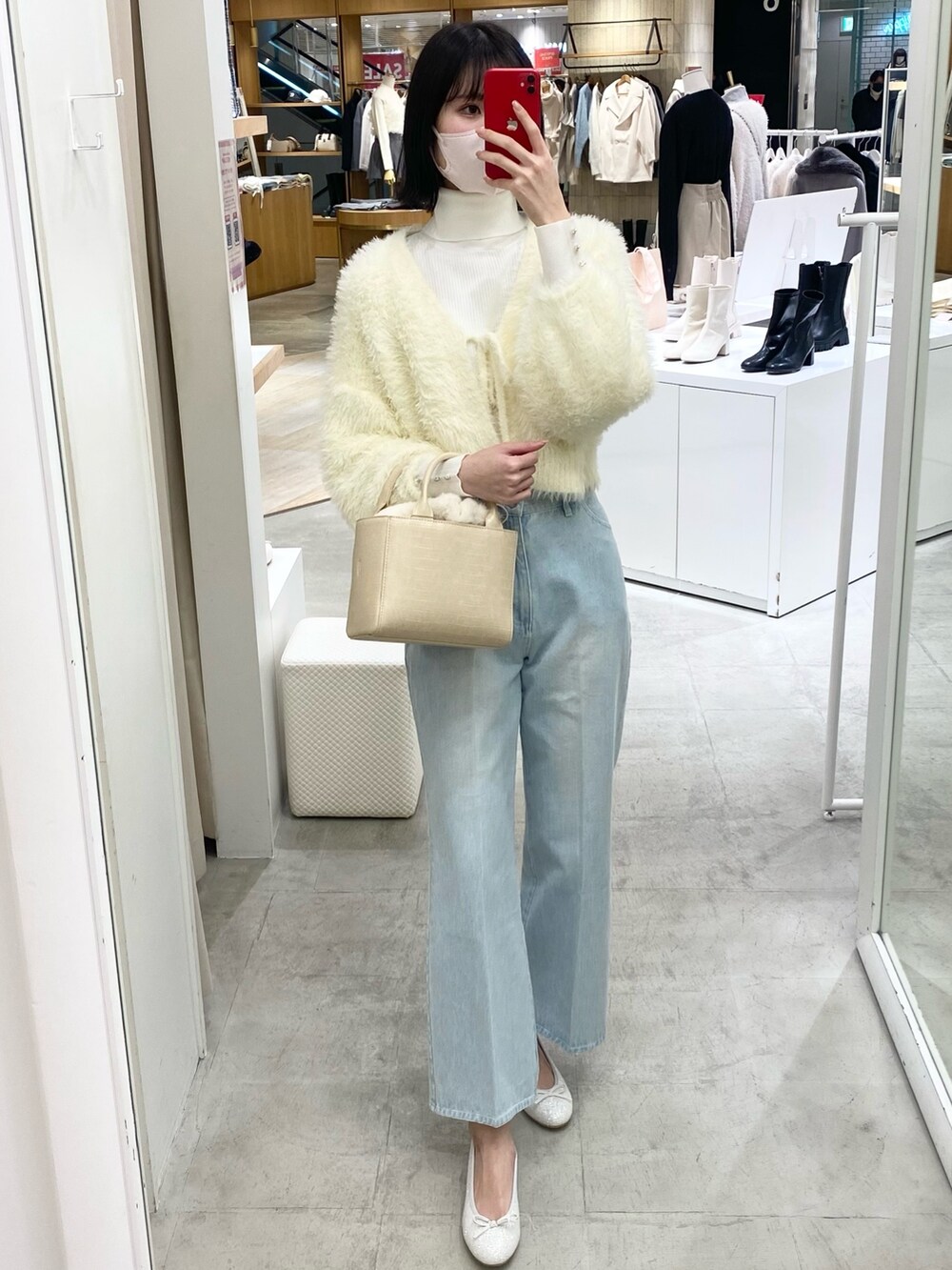 「ナイスクラップ、高身長女子、骨格ウェーブ、高身長コーデ、ootd、プチプラ、デニム、パンツスタイル、カジュアルコーデ、カジュアル、シンプルコーデ、シンプル、お出かけコーデ、オトナカジュアル、おしゃれさんと繋がりたい」|「one after another NICE CLAUPのハートボタンハイネックニット(ニット/セーター、ホワイト系)」を使った、moeさん(レディース・174cm)の冬コーディネートの2枚目の写真