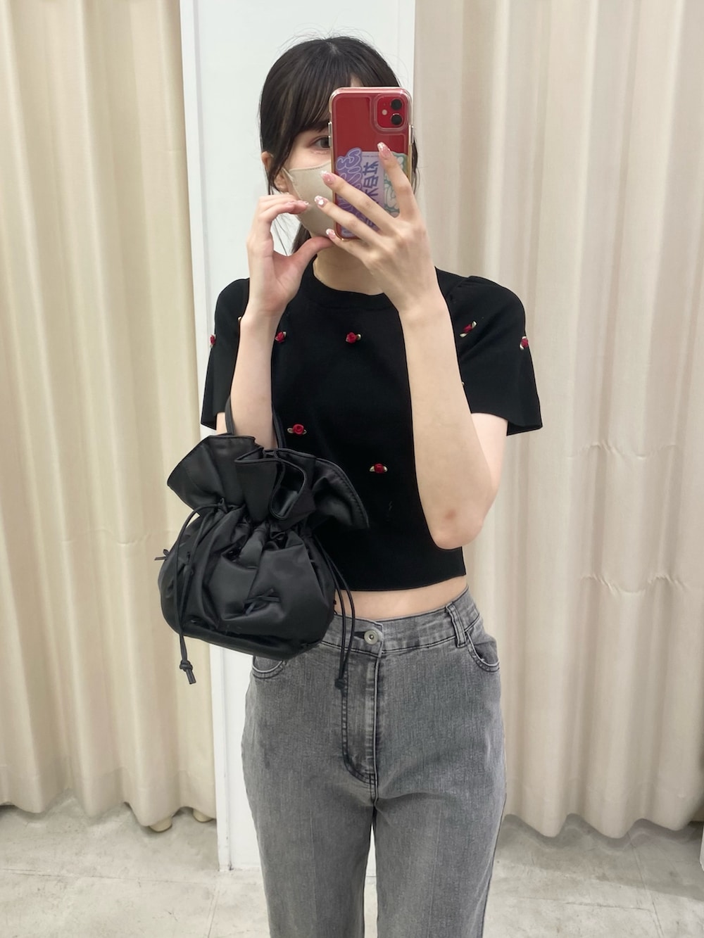 「ナイスクラップ、高身長、骨格ウェーブ、高身長女子、高身長コーデ、ootd、one after another NICE CLAUP、オトナカジュアル、お出かけコーデ、おしゃれさんと繋がりたい、オトナ女子、シンプルコーデ、シンプル、モノトーン、デニム」｜「one after another NICE CLAUPのローズサマーニット（ニット/セーター、ブラック系）」を使った、moeさん（レディース・174cm）の冬コーディネートの2枚目の写真