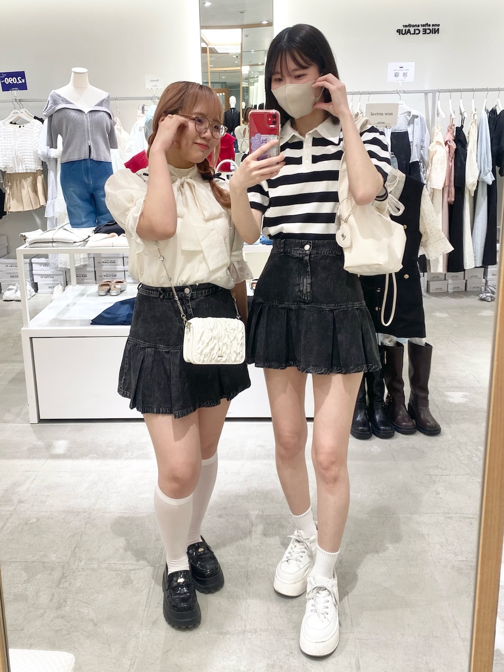 「最近のいい感じコーデ、シミラールック、双子コーデ、デニム、ディズニーコーデ、ナイスクラップ、骨格ウェーブ、高身長、骨格ストレート、高身長女子、高身長コーデ、オトナカジュアル、秋冬コーデ、オトナカワイイ、着回しコーデ」｜「one after another NICE CLAUPの刺しゅうポロシャツ（ポロシャツ、ホワイト系）」を使った、moeさん（レディース・174cm）の冬コーディネートの7枚目の写真