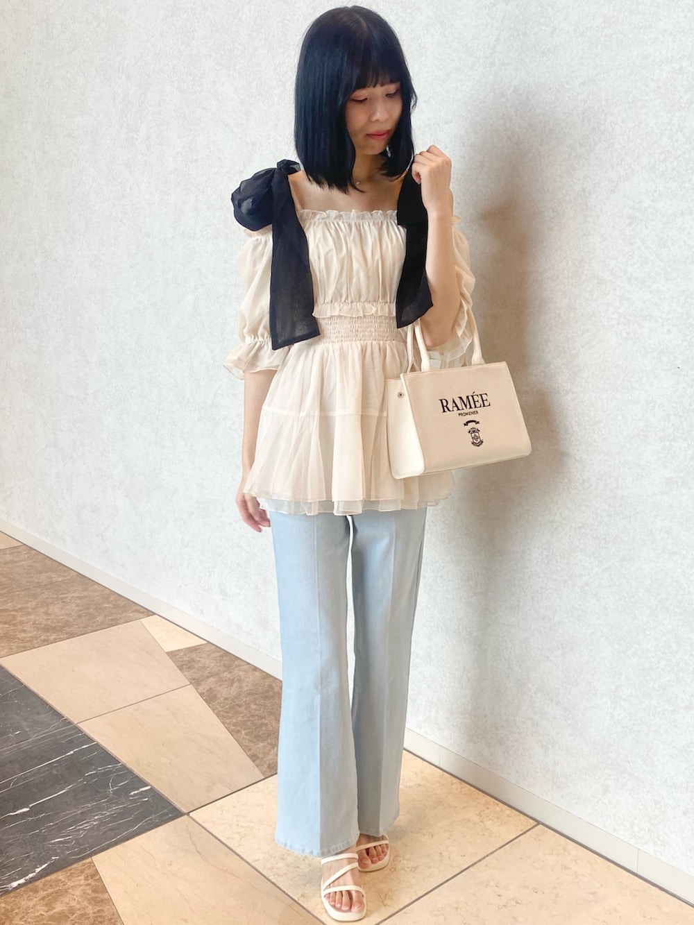 「春コーデ、夏コーデ、ナイスクラップ、骨格ウェーブ、高身長、高身長女子、高身長コーデ、one after another NICE CLAUP、ootd、デニム、デニムパンツ、パンツスタイル、カジュアル、カジュアルコーデ、きれいめカジュアル」｜「one after another NICE CLAUPのリボン取り外しできる/リボンチュールブラウス（シャツ/ブラウス、ホワイト系）」を使った、moeさん（レディース・174cm）の冬コーディネートの2枚目の写真