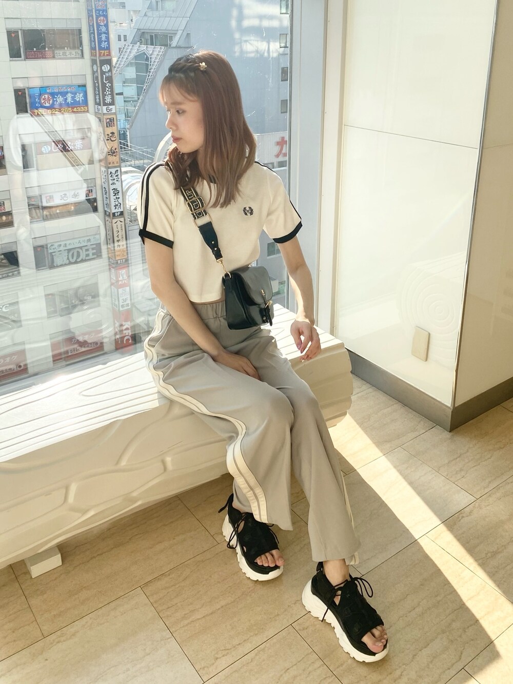 「ナイスクラップ、one after another NICE CLAUP、骨格ウェーブ、高身長女子、高身長コーデ、ootd、休日スタイル、カジュアルコーデ、カジュアル、パンツスタイル、プチプラ、今日のコーデ、夏、夏コーデ、楽チンコーデ」｜「one after another NICE CLAUPのワンポイント刺繍ラインT（Tシャツ/カットソー、ホワイト系）」を使った、moeさん（レディース・172cm）の夏コーディネートの5枚目の写真