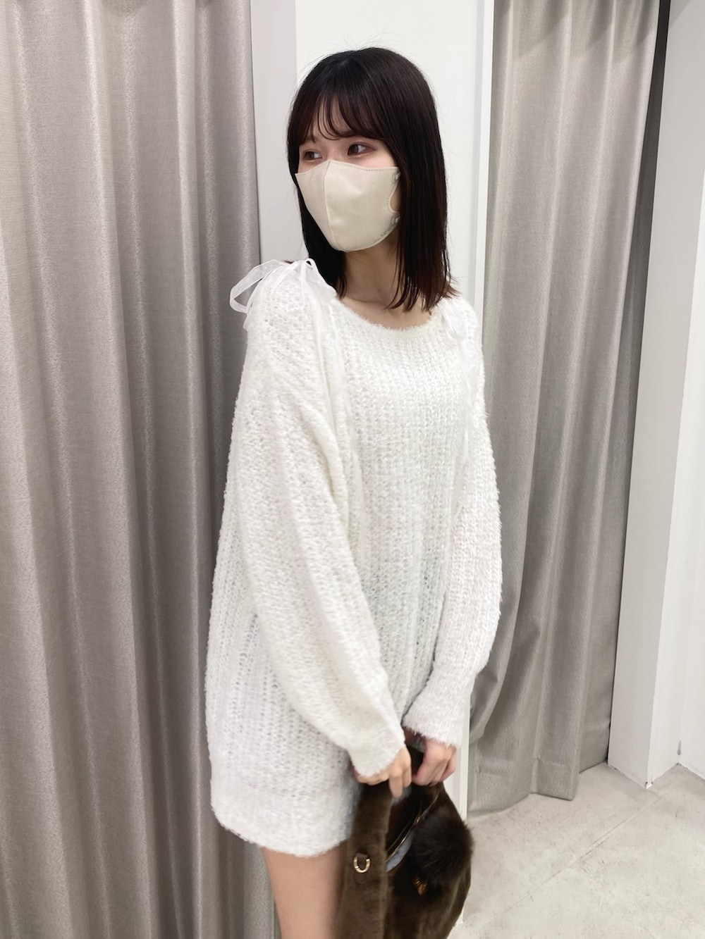 「ホワイトコーデ、クリスマスに着たい服、ナイスクラップ、ootd、骨格ウェーブ、高身長女子、高身長コーデ、高身長、one after another NICE CLAUP、outfit、お出かけコーデ、おしゃれさんと繋がりたい、オトナカジュアル」｜「one after another NICE CLAUPのプラットフォームスニーカー（スニーカー、ホワイト系）」を使った、moeさん（レディース・174cm）の冬コーディネートの6枚目の写真