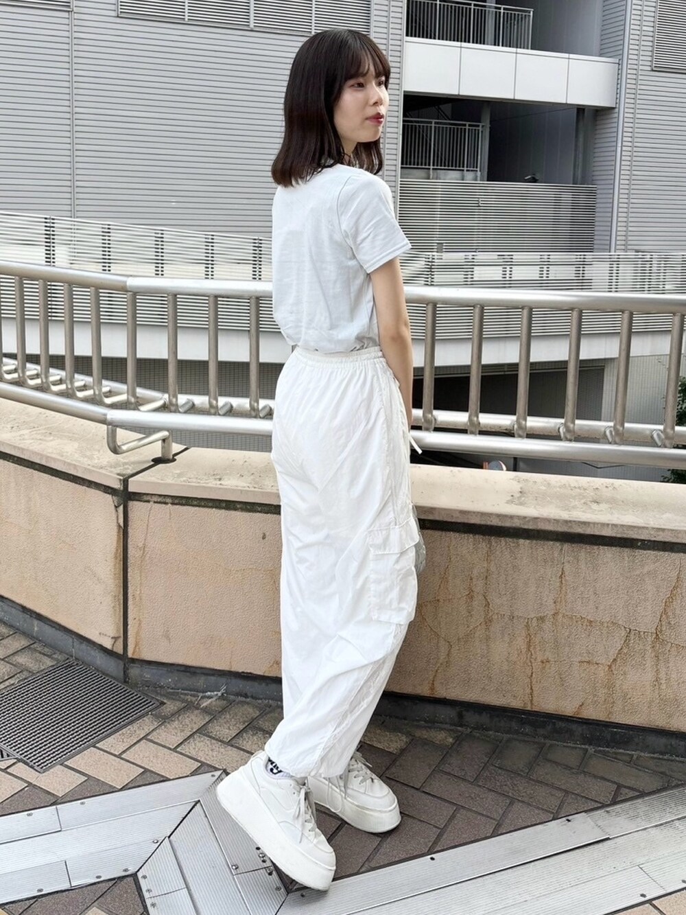 「お出かけコーデ、ootd、one after another NICE CLAUP、ナイスクラップ、骨格ウェーブ、高身長、高身長女子、高身長コーデ、パンツスタイル、オトナカジュアル、おしゃれさんと繋がりたい、オトナ女子、シンプルコーデ、シンプル、スニーカー」|「one after another NICE CLAUPのチョーカー付きローズT(Tシャツ/カットソー、ブルー系)」を使った、moeさん(レディース・174cm)の冬コーディネートの2枚目の写真