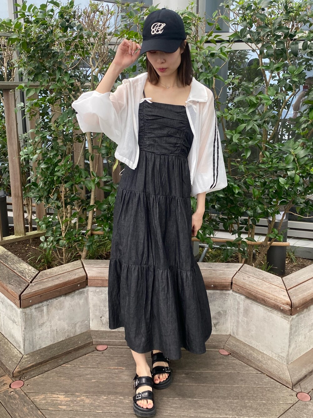 「ナイスクラップ、ootd、one after another NICE CLAUP、骨格ウェーブ、高身長、高身長女子、高身長コーデ、ブラック、モノトーン、ワンピース、お出かけコーデ、オトナカジュアル、おしゃれさんと繋がりたい、オトナ女子、シンプルコーデ」｜「one after another NICE CLAUPのヘアクリップリボン付き/ティアードキャミワンピース（ワンピース、ブラック系）」を使った、moeさん（レディース・174cm）の冬コーディネートの6枚目の写真