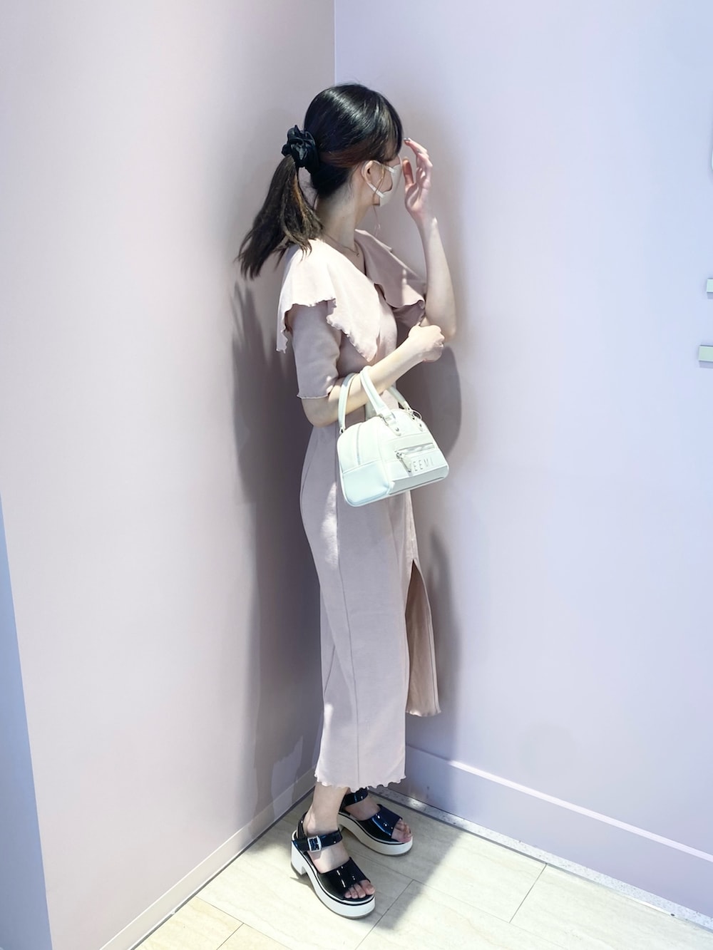 「ナイスクラップ、one after another NICE CLAUP、骨格ウェーブ、高身長女子、高身長コーデ、休日コーデ、大人カジュアル、オトナ女子、シンプルコーデ、春、カジュアルコーデ、オトナカジュアル、ラフ、ピンク、シンプル」|「Seemi. byNICECLAUPの【Seemi】セーラーカラーカットワンピース(ワンピース、ピンク系)」を使った、moeさん(レディース・172cm)の春コーディネートの7枚目の写真