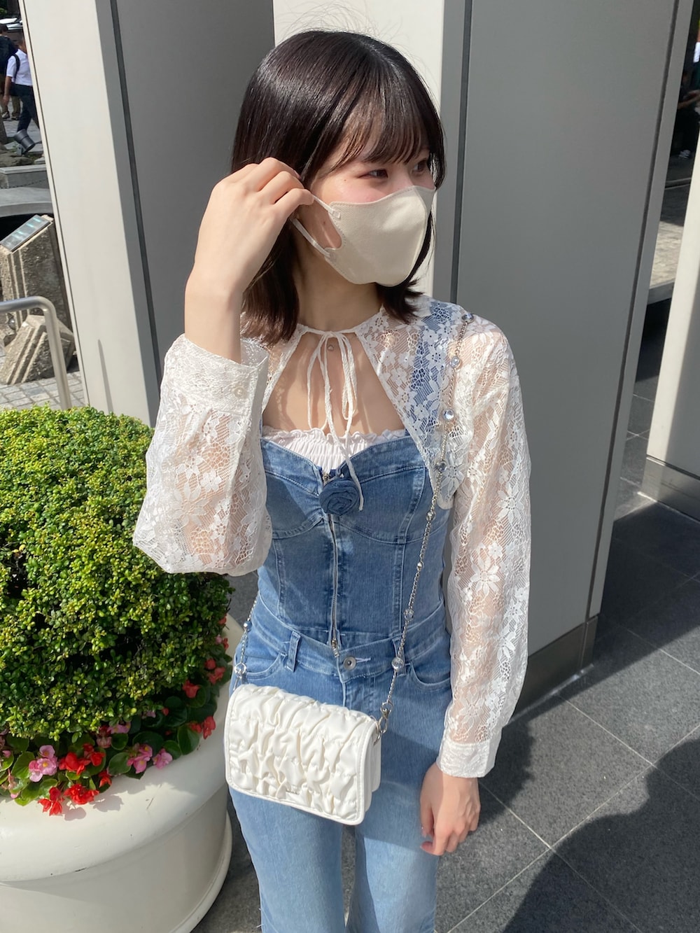 「ナイスクラップ、骨格ウェーブ、高身長、高身長女子、高身長コーデ、one after another NICE CLAUP、ootd、お出かけコーデ、オトナカジュアル、おしゃれさんと繋がりたい、オトナ女子、デニム、ハンドバッグ、デニムパンツ、シンプルコーデ」|「one after another NICE CLAUPのローズブローチ付きビスチェセットパンツ(サロペット/オーバーオール、ブルー系)」を使った、moeさん(レディース・174cm)の冬コーディネートの9枚目の写真