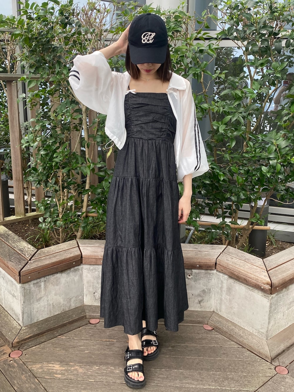 「ナイスクラップ、ootd、one after another NICE CLAUP、骨格ウェーブ、高身長、高身長女子、高身長コーデ、ブラック、モノトーン、ワンピース、お出かけコーデ、オトナカジュアル、おしゃれさんと繋がりたい、オトナ女子、シンプルコーデ」｜「one after another NICE CLAUPのヘアクリップリボン付き/ティアードキャミワンピース（ワンピース、ブラック系）」を使った、moeさん（レディース・174cm）の冬コーディネートの5枚目の写真