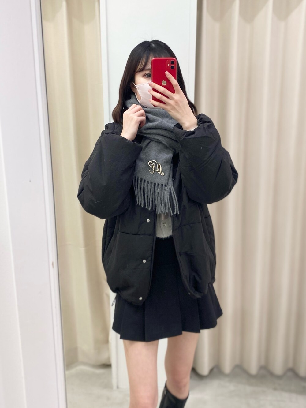 「ナイスクラップ、骨格ウェーブ、高身長女子、高身長コーデ、ootd、大人カジュアル、オトナ女子、ワントーンコーデ、ブーツ、ブラック、アウター、冬、おしゃれさんと繋がりたい、あったかコーデ、大人ガーリー」|「one after another NICE CLAUPのプリーツミニスカパン(スカート、ブラック系)」を使った、moeさん(レディース・174cm)の冬コーディネートの3枚目の写真