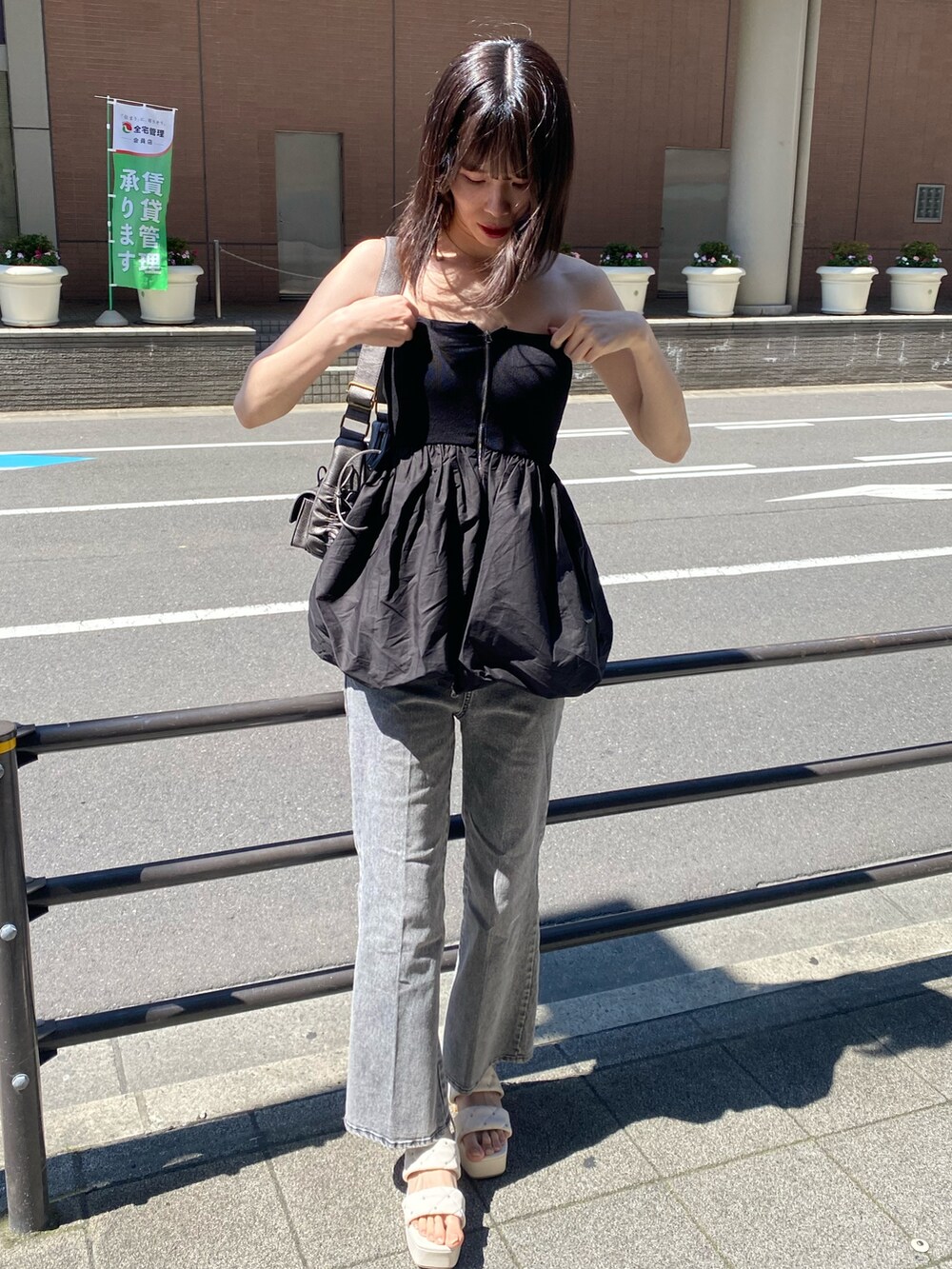 「ナイスクラップ、one after another NICE CLAUP、ootd、高身長、高身長女子、高身長コーデ、パンツスタイル、デニム、ダウンジャケット、オトナカジュアル、モノトーン、着回しコーデ、オトナカワイイ、キレイめ」|「one after another NICE CLAUPのバルーンチュニックビスチェ(チュニック、ブラック系)」を使った、moeさん(レディース・174cm)の冬コーディネートの3枚目の写真