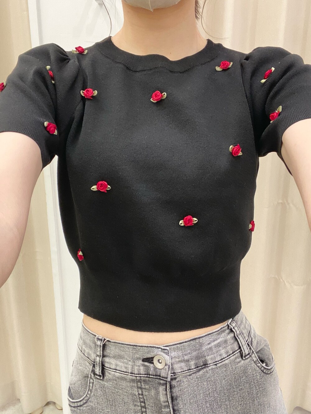 「ナイスクラップ、高身長、骨格ウェーブ、高身長女子、高身長コーデ、ootd、one after another NICE CLAUP、オトナカジュアル、お出かけコーデ、おしゃれさんと繋がりたい、オトナ女子、シンプルコーデ、シンプル、モノトーン、デニム」｜「one after another NICE CLAUPのローズサマーニット（ニット/セーター、ブラック系）」を使った、moeさん（レディース・174cm）の冬コーディネートの5枚目の写真