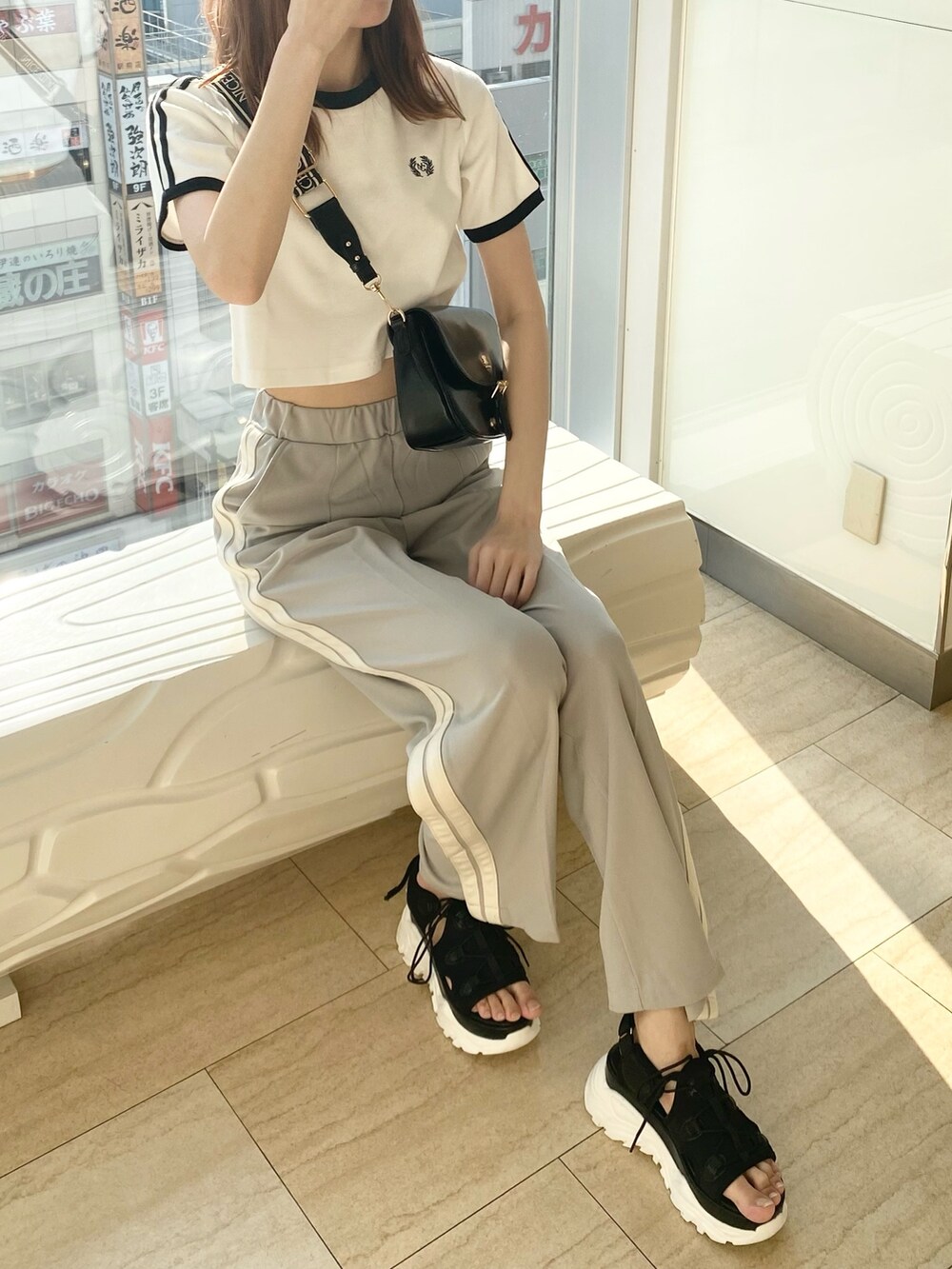 「ナイスクラップ、one after another NICE CLAUP、骨格ウェーブ、高身長女子、高身長コーデ、ootd、休日スタイル、カジュアルコーデ、カジュアル、パンツスタイル、プチプラ、今日のコーデ、夏、夏コーデ、楽チンコーデ」｜「one after another NICE CLAUPのワンポイント刺繍ラインT（Tシャツ/カットソー、ホワイト系）」を使った、moeさん（レディース・172cm）の夏コーディネートの3枚目の写真