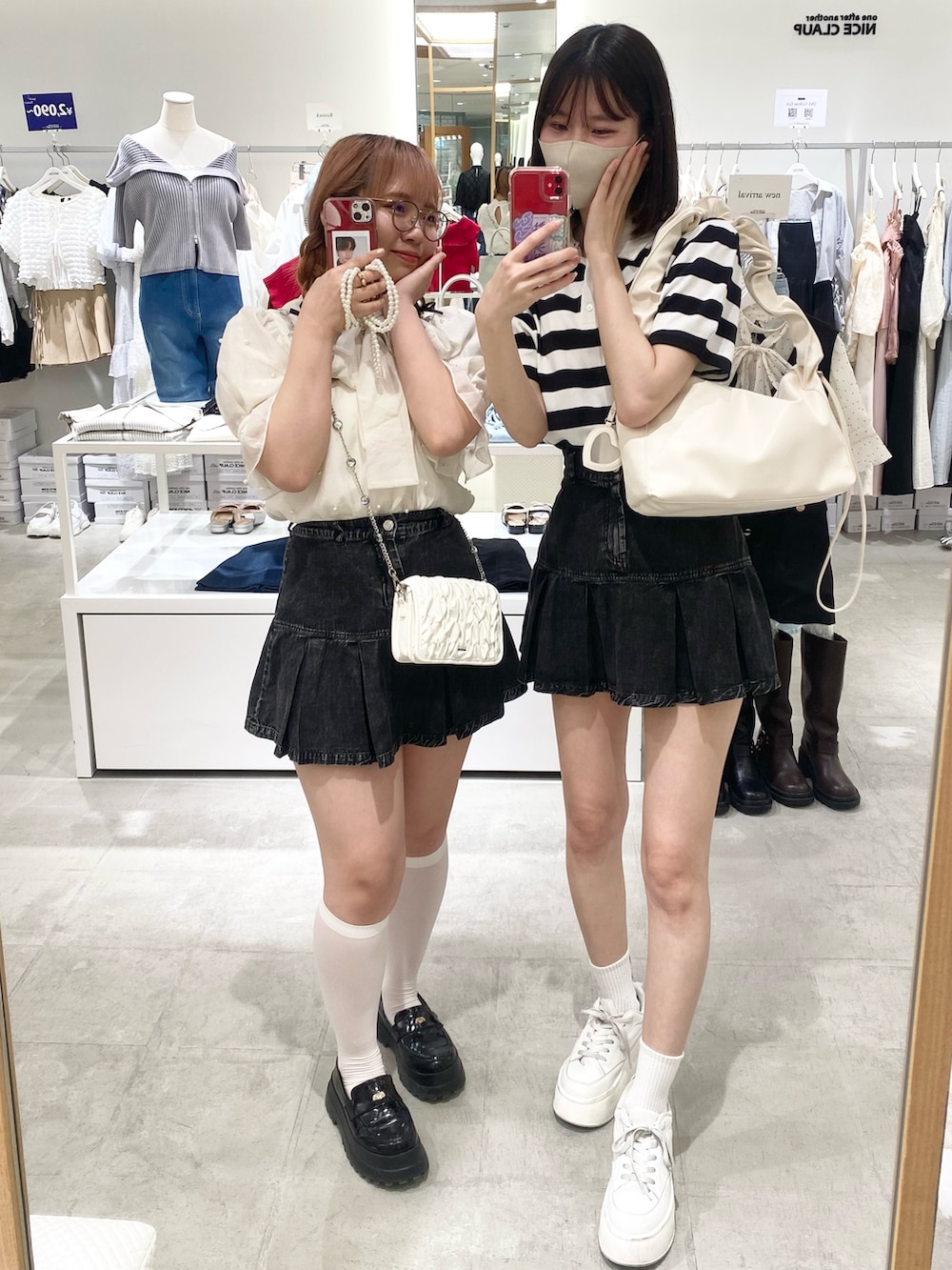 「最近のいい感じコーデ、シミラールック、双子コーデ、デニム、ディズニーコーデ、ナイスクラップ、骨格ウェーブ、高身長、骨格ストレート、高身長女子、高身長コーデ、オトナカジュアル、秋冬コーデ、オトナカワイイ、着回しコーデ」｜「one after another NICE CLAUPの刺しゅうポロシャツ（ポロシャツ、ホワイト系）」を使った、moeさん（レディース・174cm）の冬コーディネートの6枚目の写真