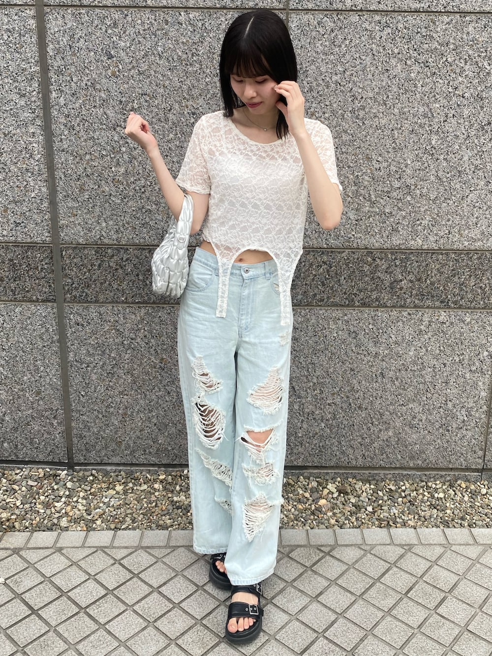 「ナイスクラップ、デニム、デニムパンツ、パンツスタイル、骨格ウェーブ、高身長、高身長女子、高身長コーデ、ootd、one after another NICE CLAUP、おしゃれさんと繋がりたい、お出かけコーデ、オトナカジュアル、オトナ女子、シンプルコーデ」｜「one after another NICE CLAUPのシャーリングホーボーバッグ（ショルダーバッグ、シルバー系）」を使った、moeさん（レディース・174cm）の冬コーディネートの3枚目の写真