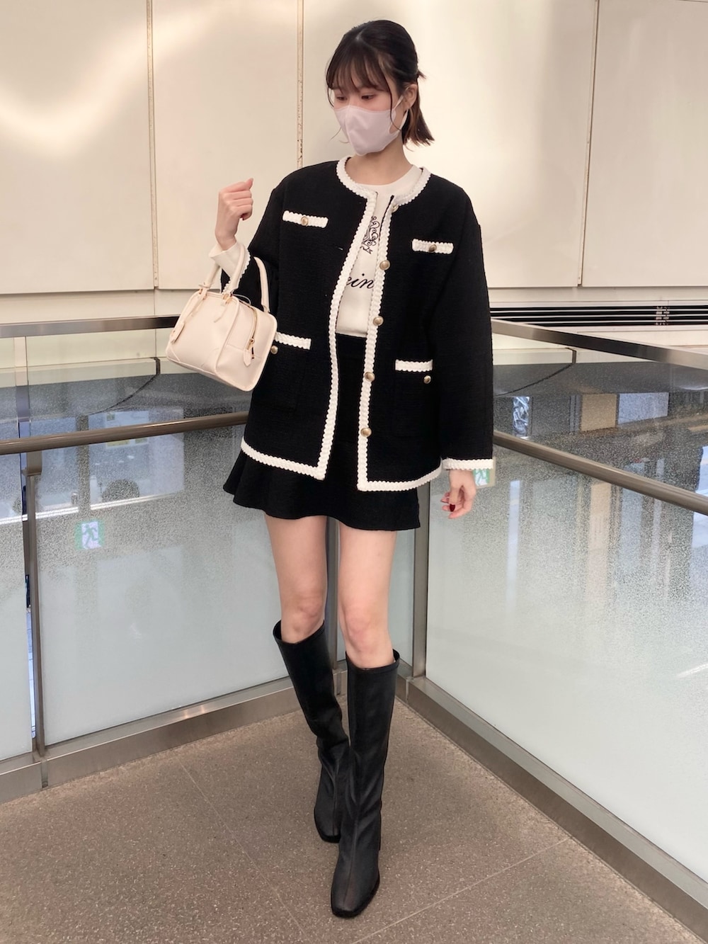 「ナイスクラップ、ootd、高身長女子、高身長コーデ、骨格ウェーブ、休日スタイル、大人カジュアル、セットアップ、ジャケット、オトナカジュアル、春アウター、春、リラックススタイル、ブラック、大人ガーリー」|「one after another NICE CLAUPのロゴ刺繍ニットプルオーバー(ニット/セーター、ホワイト系)」を使った、moeさん(レディース・174cm)の冬コーディネートの4枚目の写真