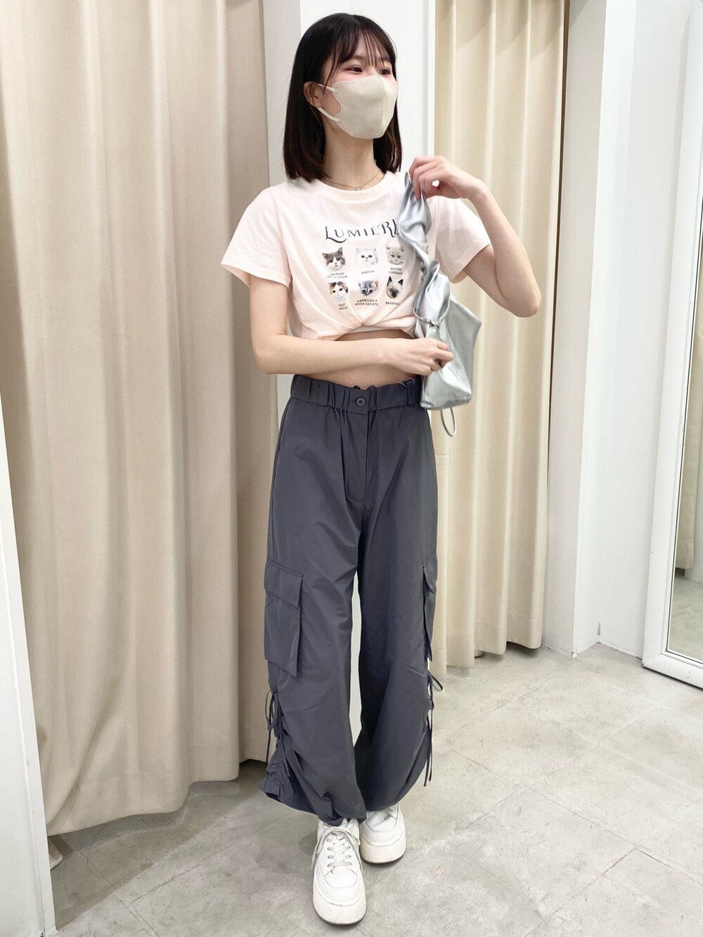 「ナイスクラップ、最近のいい感じコーデ、パンツスタイル、高身長、骨格ウェーブ、高身長女子、高身長コーデ、カジュアル、カジュアルコーデ、モノトーン、ピンクコーデ、オトナカジュアル、オトナカワイイ、着回しコーデ、キレイめ」|「one after another NICE CLAUPのサイドドロストカーゴパンツ(カーゴパンツ、グレー系)」を使った、moeさん(レディース・174cm)の冬コーディネートの3枚目の写真