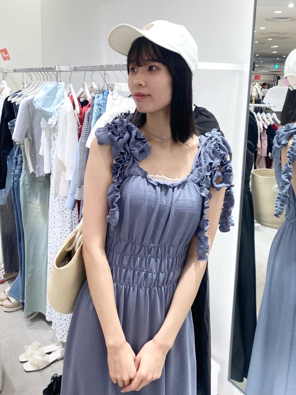 「ナイスクラップ、ワンピース、骨格ウェーブ、高身長、高身長女子、高身長コーデ、ootd、one after another NICE CLAUP、お出かけコーデ、オトナカジュアル、おしゃれさんと繋がりたい、オトナ女子、シンプルコーデ、シンプル、カラーコーデ」｜「one after another NICE CLAUPのリボン取り外し可能/肩リボンリラックスワンピース（ワンピース、ブルー系）」を使った、moeさん（レディース・174cm）の冬コーディネートの6枚目の写真