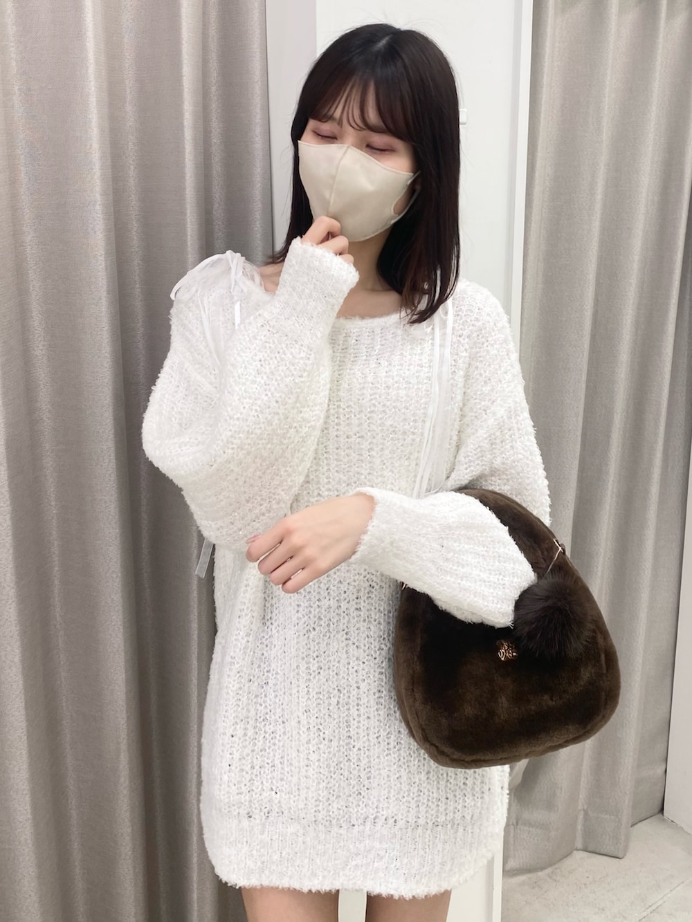 「ホワイトコーデ、クリスマスに着たい服、ナイスクラップ、ootd、骨格ウェーブ、高身長女子、高身長コーデ、高身長、one after another NICE CLAUP、outfit、お出かけコーデ、おしゃれさんと繋がりたい、オトナカジュアル」｜「one after another NICE CLAUPのプラットフォームスニーカー（スニーカー、ホワイト系）」を使った、moeさん（レディース・174cm）の冬コーディネートの5枚目の写真