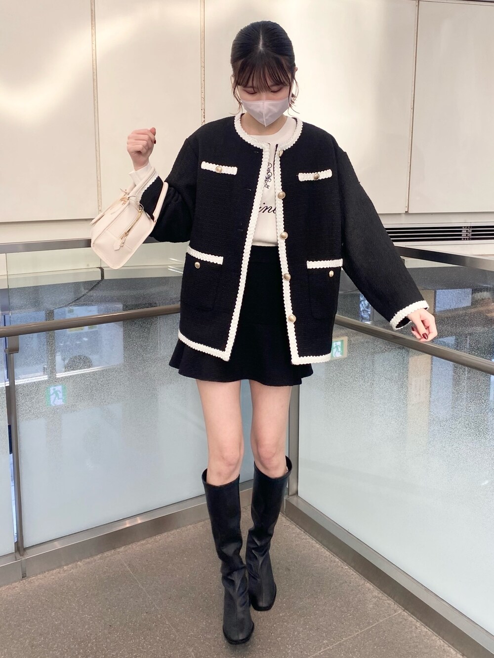 「ナイスクラップ、ootd、高身長女子、高身長コーデ、骨格ウェーブ、休日スタイル、大人カジュアル、セットアップ、ジャケット、オトナカジュアル、春アウター、春、リラックススタイル、ブラック、大人ガーリー」|「one after another NICE CLAUPのロゴ刺繍ニットプルオーバー(ニット/セーター、ホワイト系)」を使った、moeさん(レディース・174cm)の冬コーディネートの3枚目の写真
