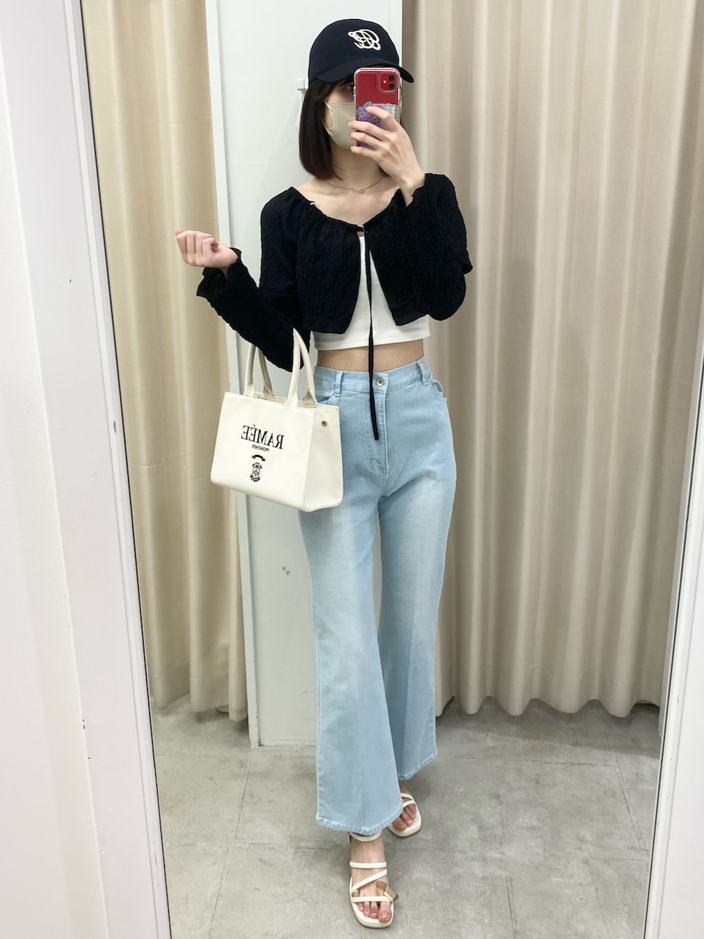「最近のいい感じコーデ、デニム、デニムパンツ、パンツスタイル、カジュアル、カジュアルコーデ、ナイスクラップ、骨格ウェーブ、高身長、高身長女子、高身長コーデ、オトナカジュアル、キレイめ、オトナカワイイ、着回しコーデ」｜「one after another NICE CLAUPのマルチウェイボレロトップス（Tシャツ/カットソー、ブラック系）」を使った、moeさん（レディース・174cm）の冬コーディネートの2枚目の写真