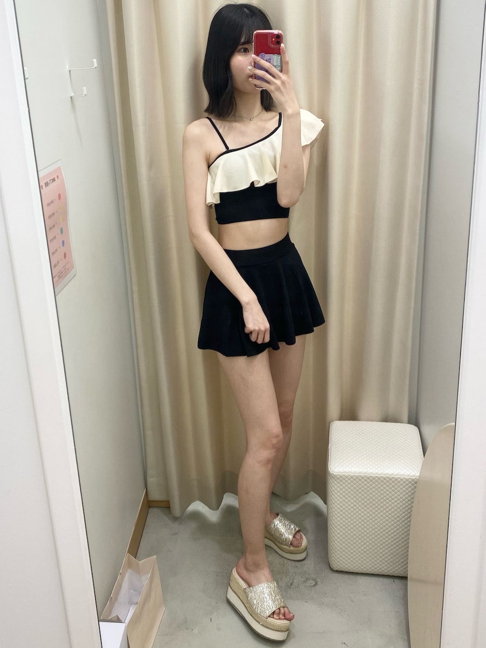 「ナイスクラップ、骨格ウェーブ、ootd、one after another NICE CLAUP、高身長、高身長女子、高身長コーデ、水着、swimwear、カジュアル、シンプルコーデ、シンプル、モノトーン、モノトーンコーデ、おしゃれさんと繋がりたい」｜「one after another NICE CLAUPのワンショルダー/バイカラー/swimwear/水着（水着、ブラック系）」を使った、moeさん（レディース・174cm）の冬コーディネートの3枚目の写真