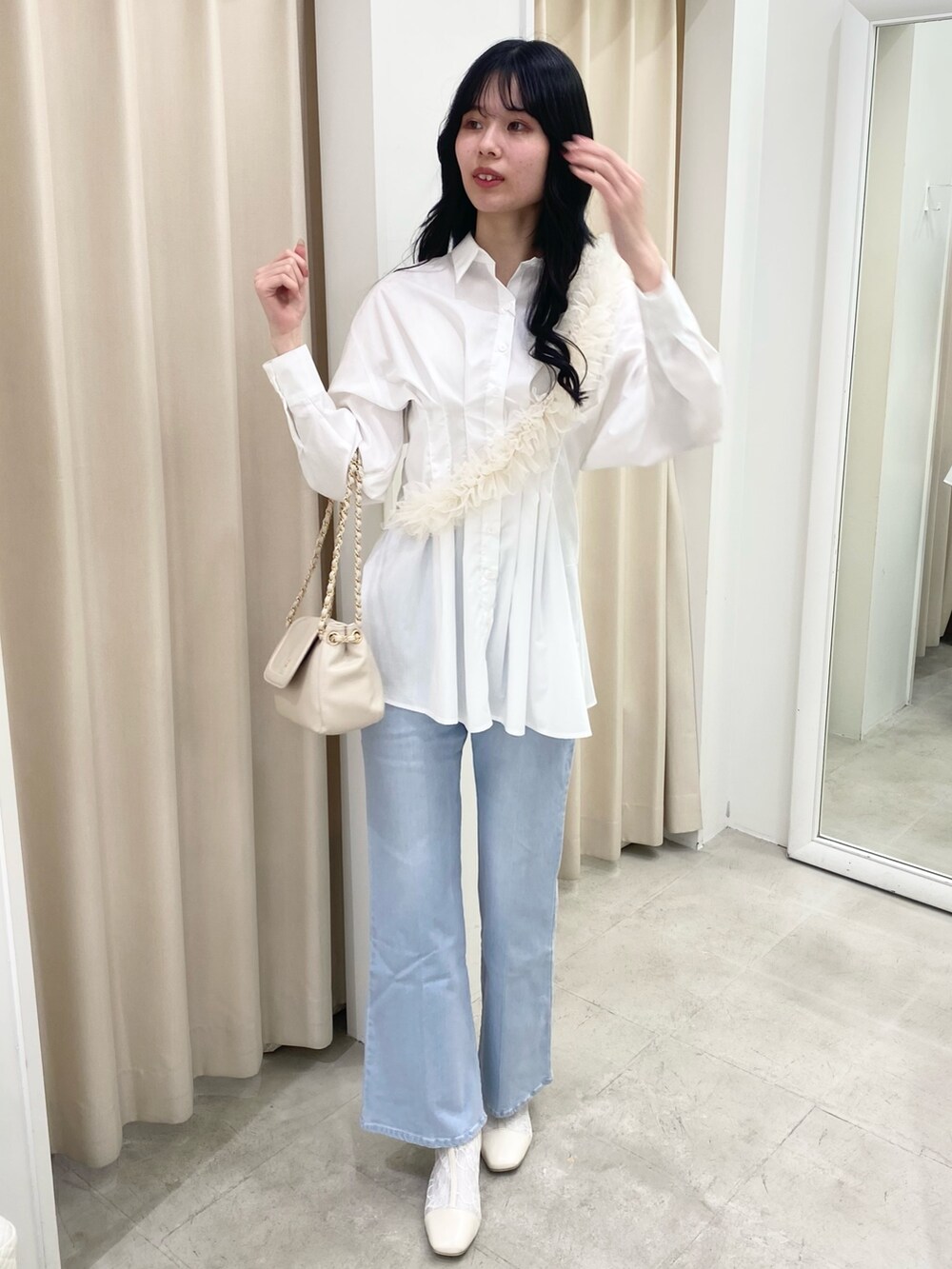 「ナイスクラップ、ootd、one after another NICE CLAUP、骨格ウェーブ、高身長女子、高身長コーデ、レイヤードスタイル、お出かけコーデ、プチプラ、デニム、パンツスタイル、楽チンコーデ、ラフコーデ、トレンド、初秋コーデ」|「one after another NICE CLAUPのシアーショートブーツ(ブーツ、ホワイト系)」を使った、moeさん(レディース・174cm)の夏コーディネートの3枚目の写真