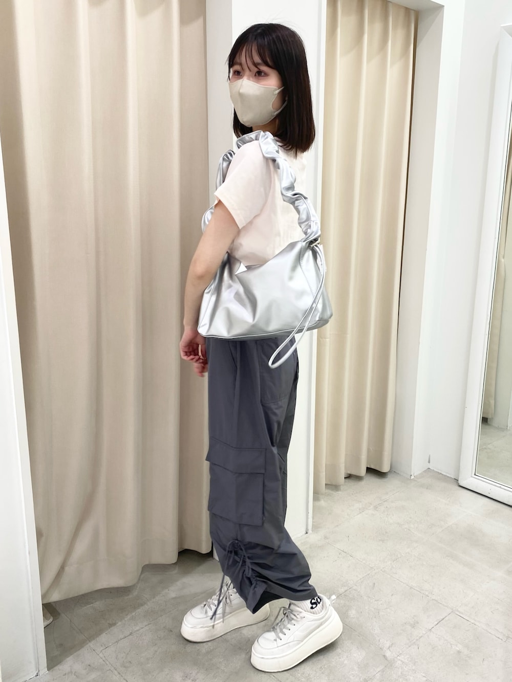 「ナイスクラップ、最近のいい感じコーデ、パンツスタイル、高身長、骨格ウェーブ、高身長女子、高身長コーデ、カジュアル、カジュアルコーデ、モノトーン、ピンクコーデ、オトナカジュアル、オトナカワイイ、着回しコーデ、キレイめ」|「one after another NICE CLAUPのサイドドロストカーゴパンツ(カーゴパンツ、グレー系)」を使った、moeさん(レディース・174cm)の冬コーディネートの2枚目の写真