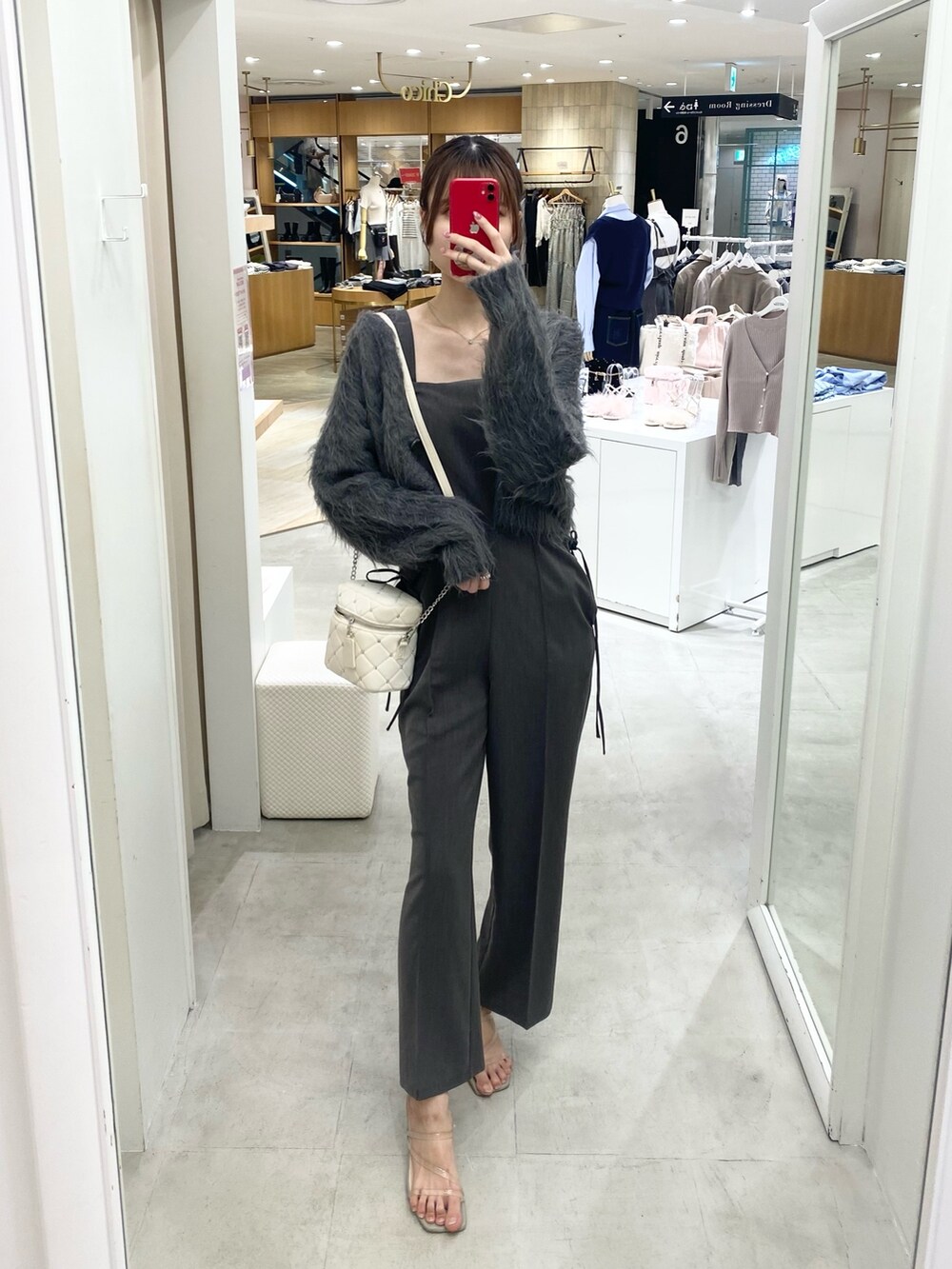 「ナイスクラップ、ootd、one after another NICE CLAUP、骨格ウェーブ、高身長女子、高身長コーデ、シンプルスタイル、お出かけコーデ、オトナ女子、秋のコーデ、プチプラコーデ、カジュアル、ブラック、ワントーンコーデ、今日のコーデ」|「one after another NICE CLAUPの【autumn premium order】ふわふわショートカーディガン(カーディガン/ボレロ、グレー系)」を使った、moeさん(レディース・172cm)の秋コーディネートの5枚目の写真