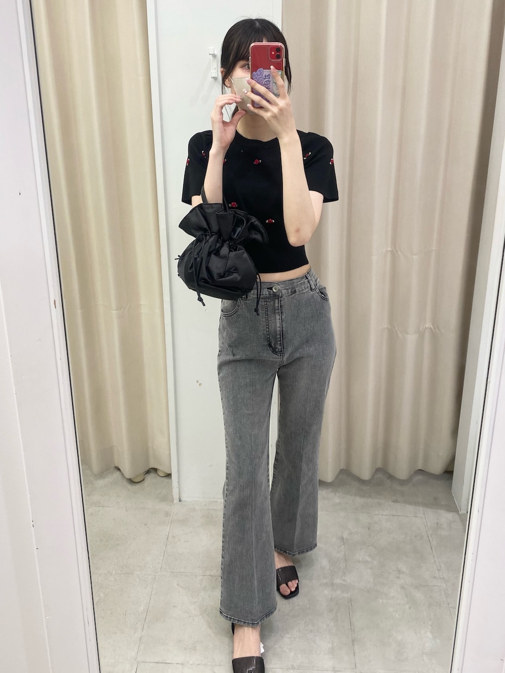 「ナイスクラップ、高身長、骨格ウェーブ、高身長女子、高身長コーデ、ootd、one after another NICE CLAUP、オトナカジュアル、お出かけコーデ、おしゃれさんと繋がりたい、オトナ女子、シンプルコーデ、シンプル、モノトーン、デニム」｜「one after another NICE CLAUPのローズサマーニット（ニット/セーター、ブラック系）」を使った、moeさん（レディース・174cm）の冬コーディネートの3枚目の写真